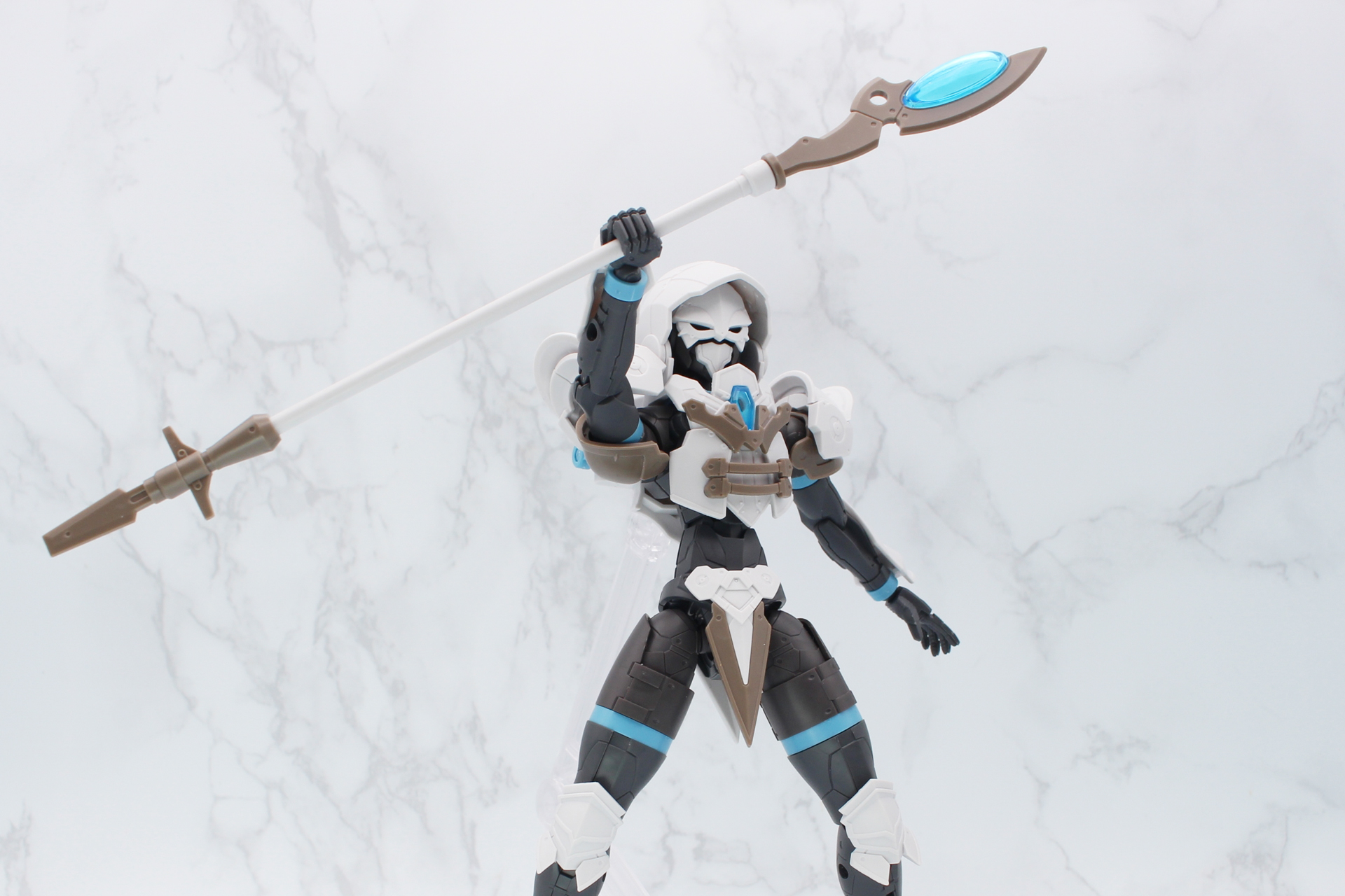 魔法を使うポーズがよく似合う。別売りのエフェクトパーツがあるとさらに映えそうだ