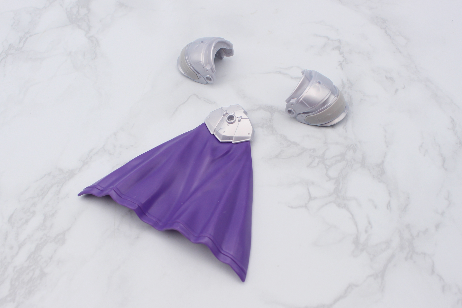 肩アーマーとマントを組み立てる