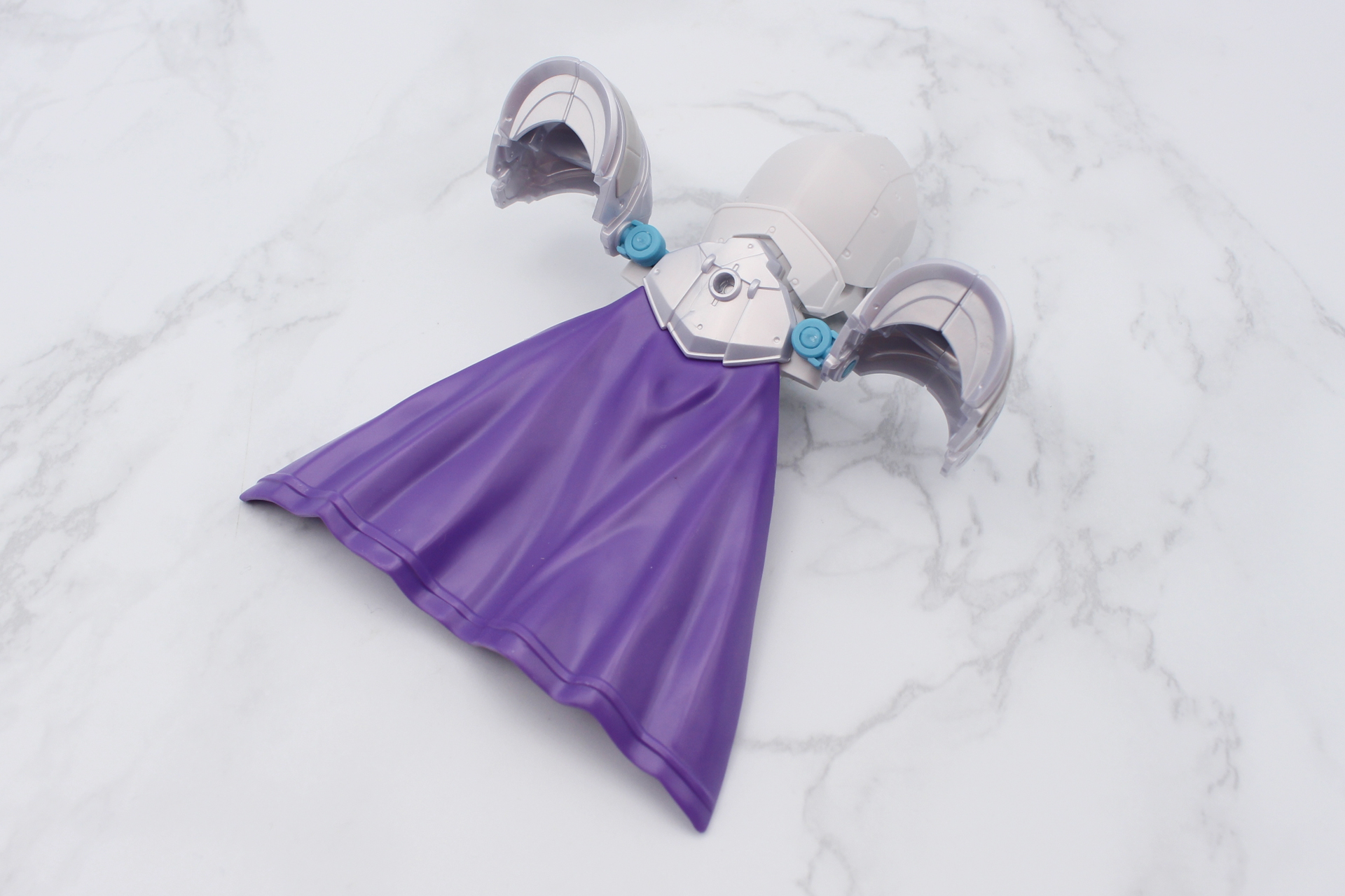 リーベルウィザードの背中のパーツに肩アーマーとマントを取り付ける