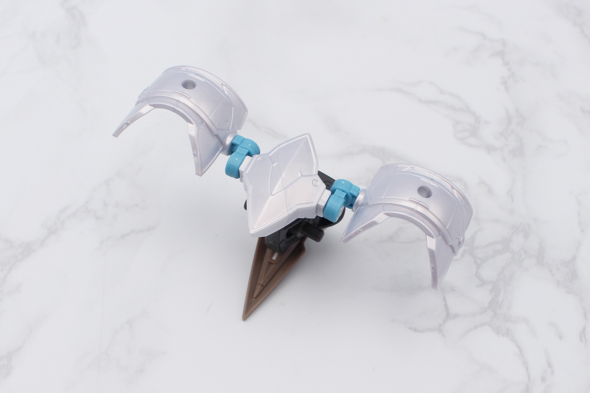 腰アーマーを組み立てて腰の後ろ側に取り付ける。ジョイントはリーベルウィザードに付属のA-17パーツを使用する