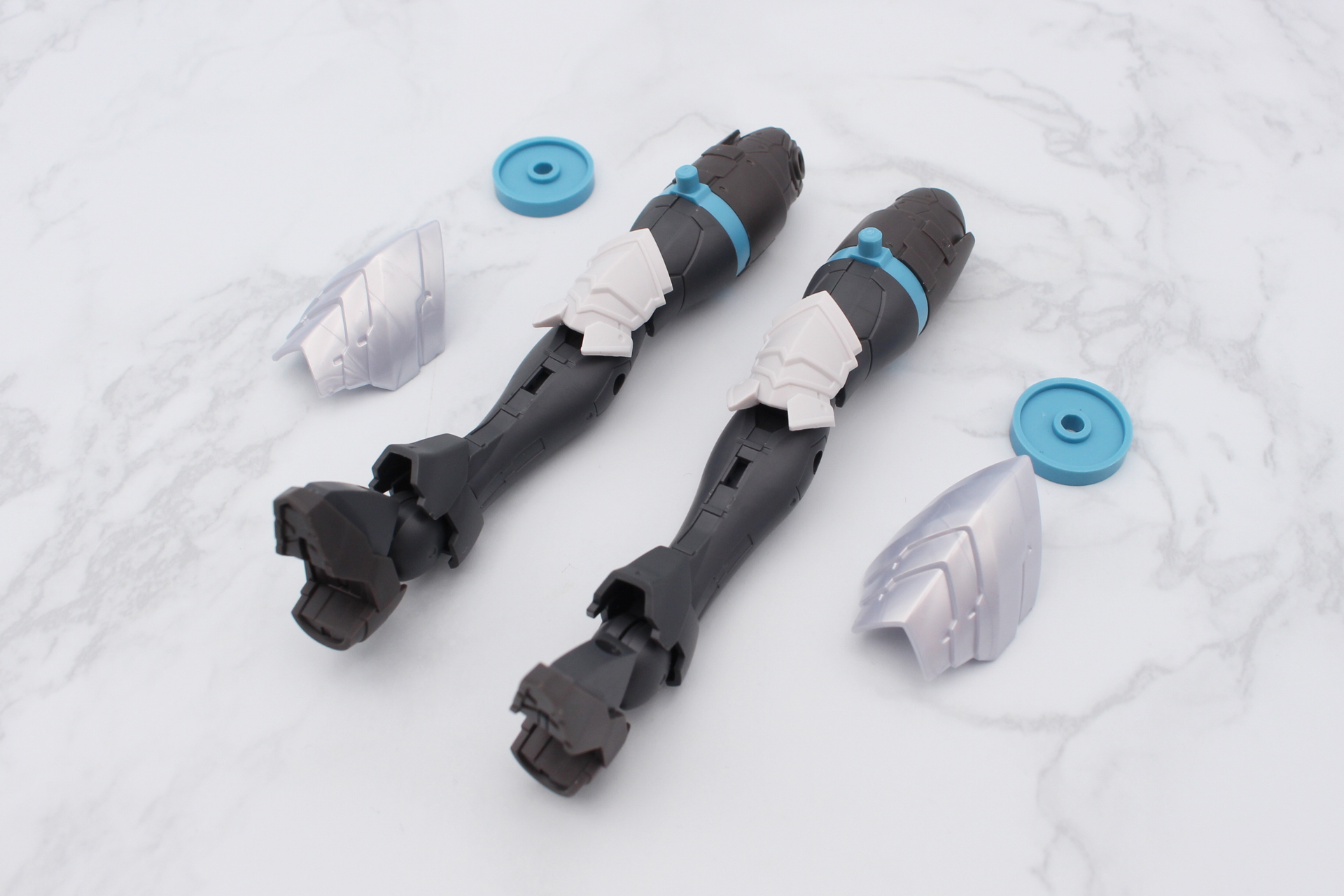 太もものリングをジョイントのあるものに交換し、アーマーを取り付ける