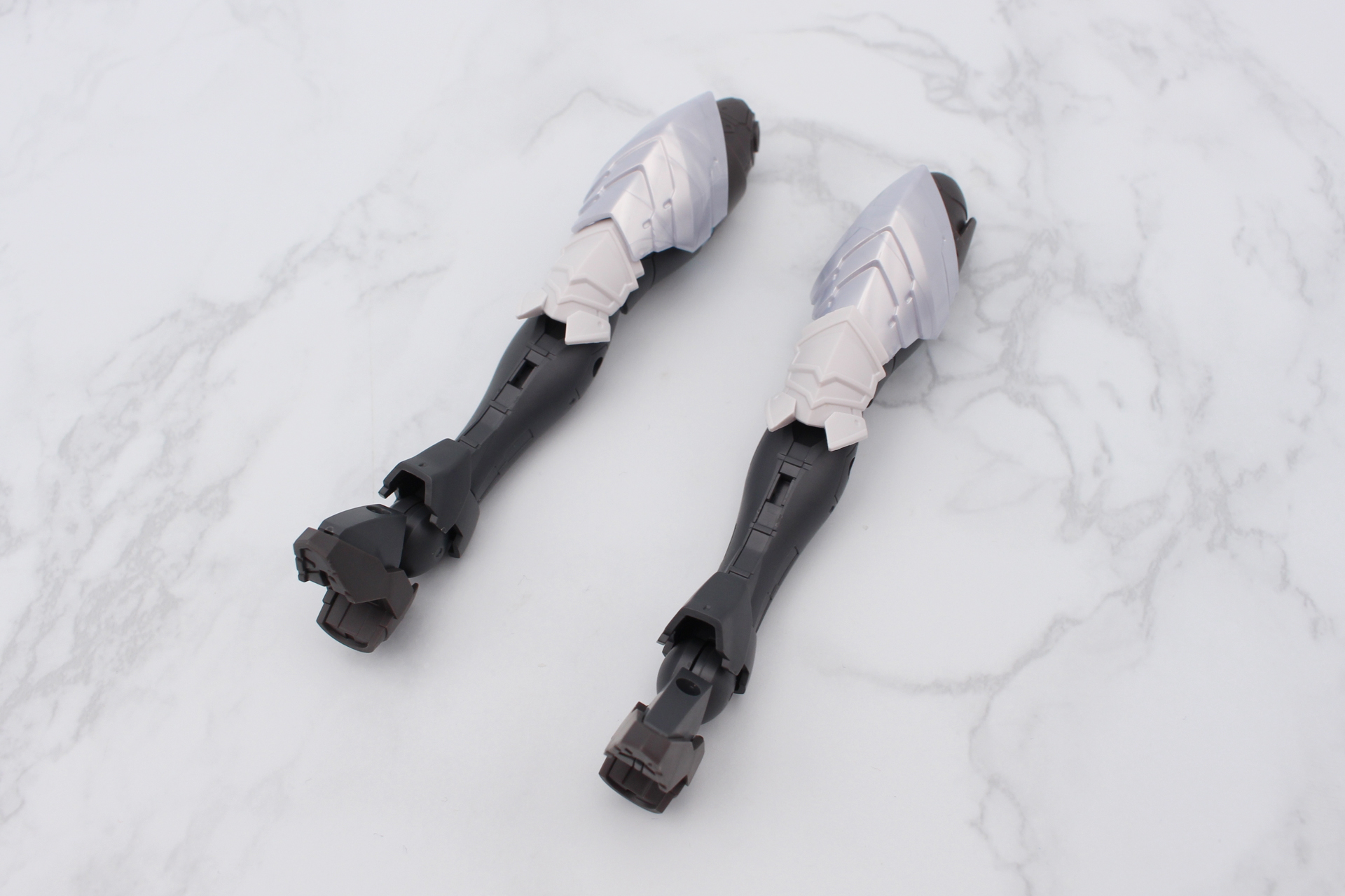 太もものリングをジョイントのあるものに交換し、アーマーを取り付ける