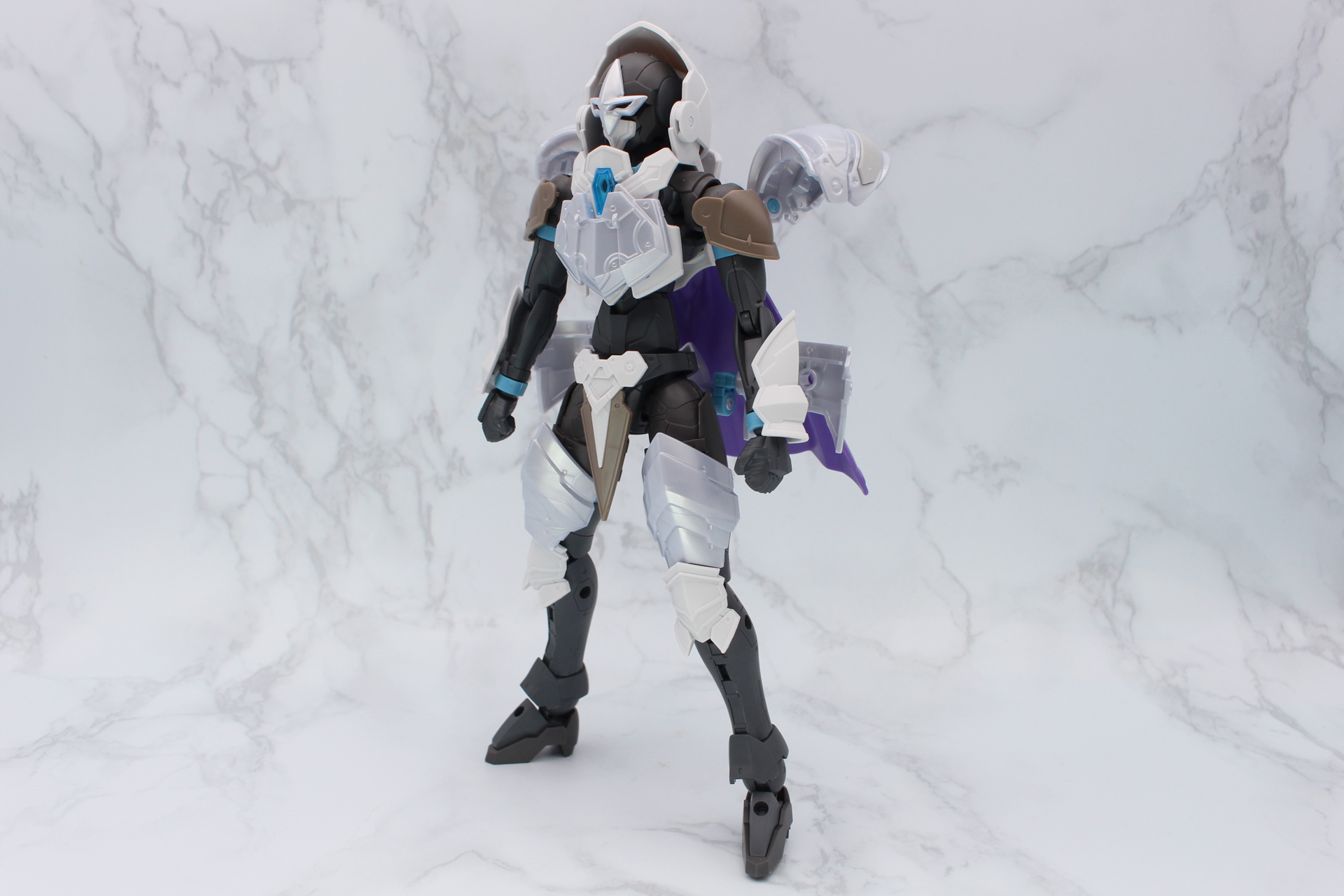 パーツを取り付けた全身を組み立てる