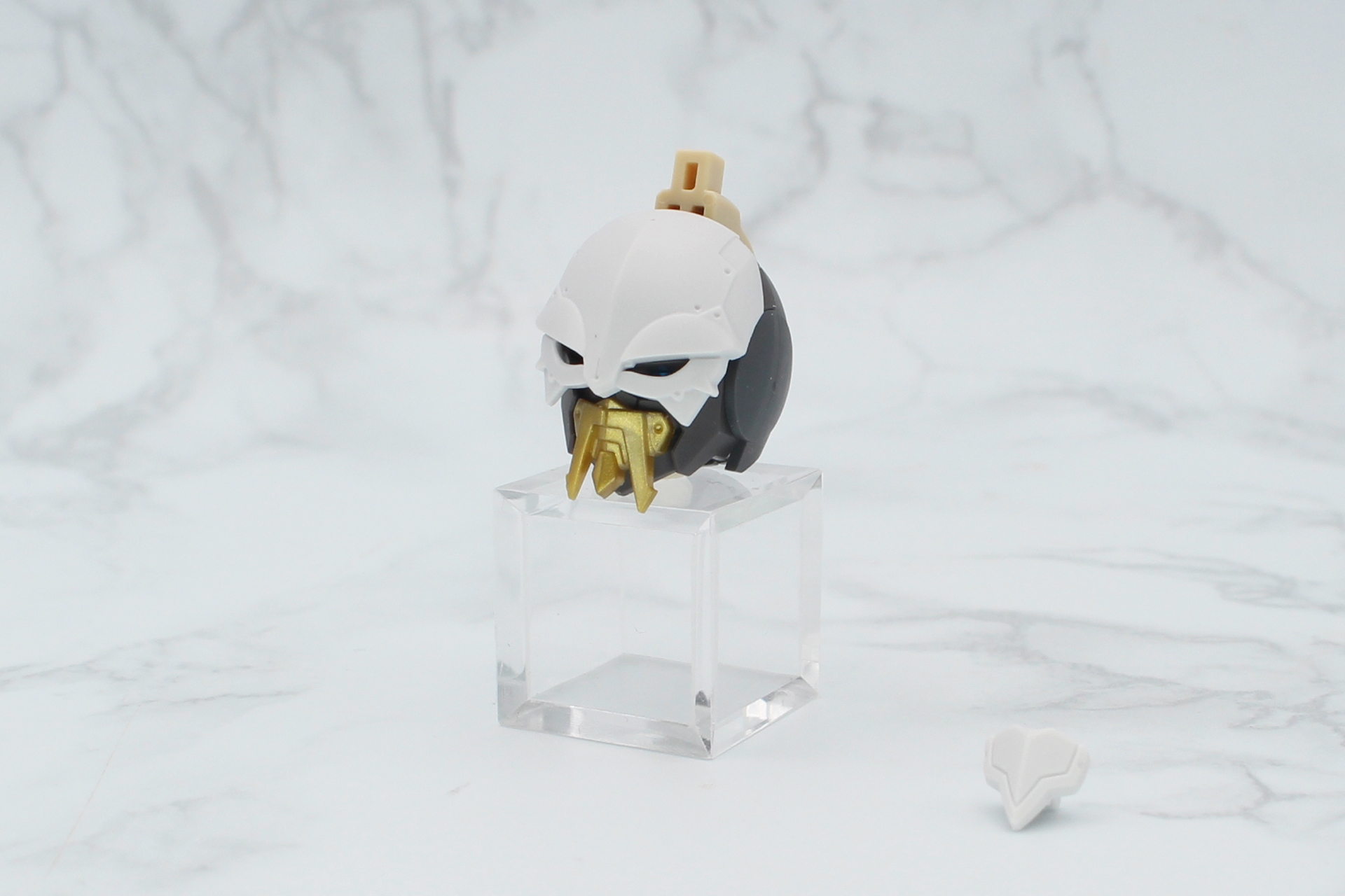 下側のマスクのパーツを交換し、後頭部にジョイントパーツを取り付ける