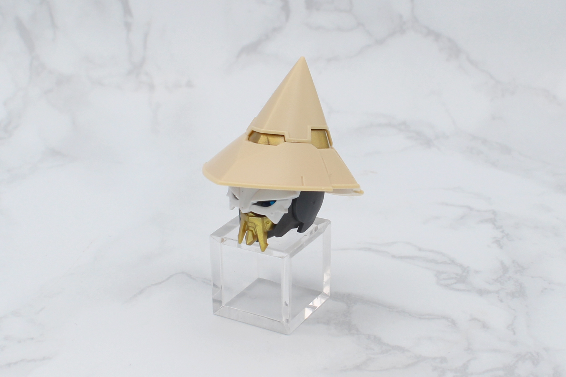 帽子を頭部のジョイントにはめ込む