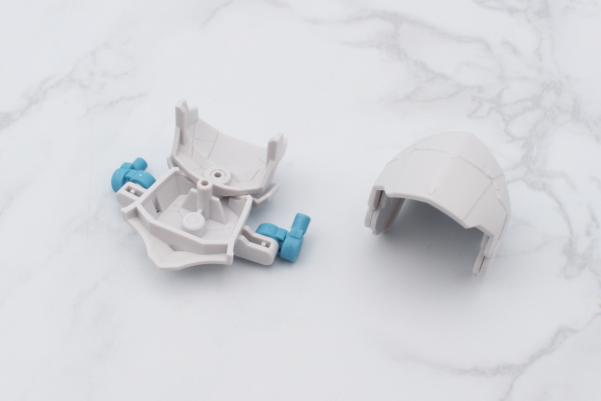 リーベルウィザードの肩アーマーを取り外し、フードのパーツを余剰パーツG2-20と交換する