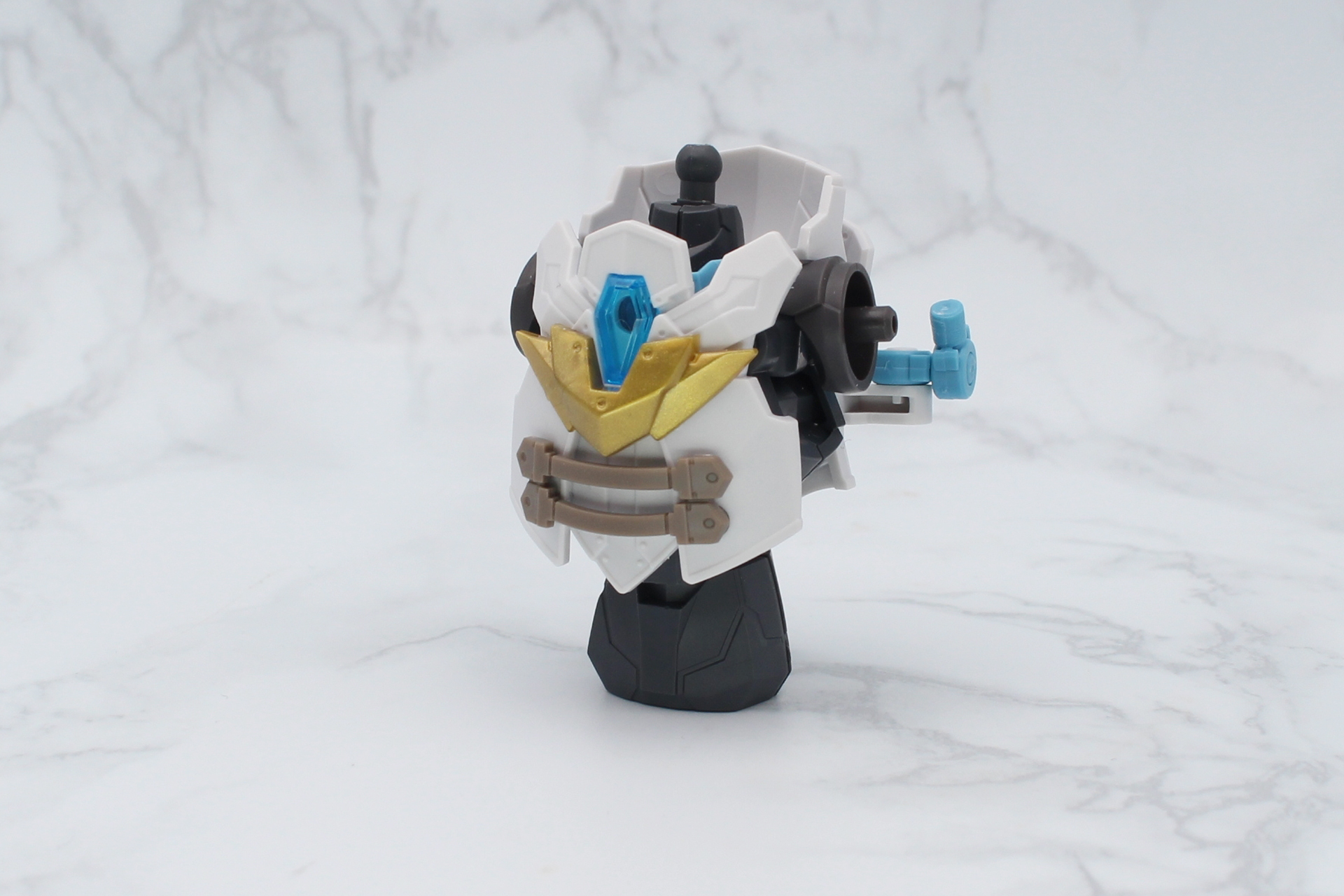 胸の飾りパーツを交換する