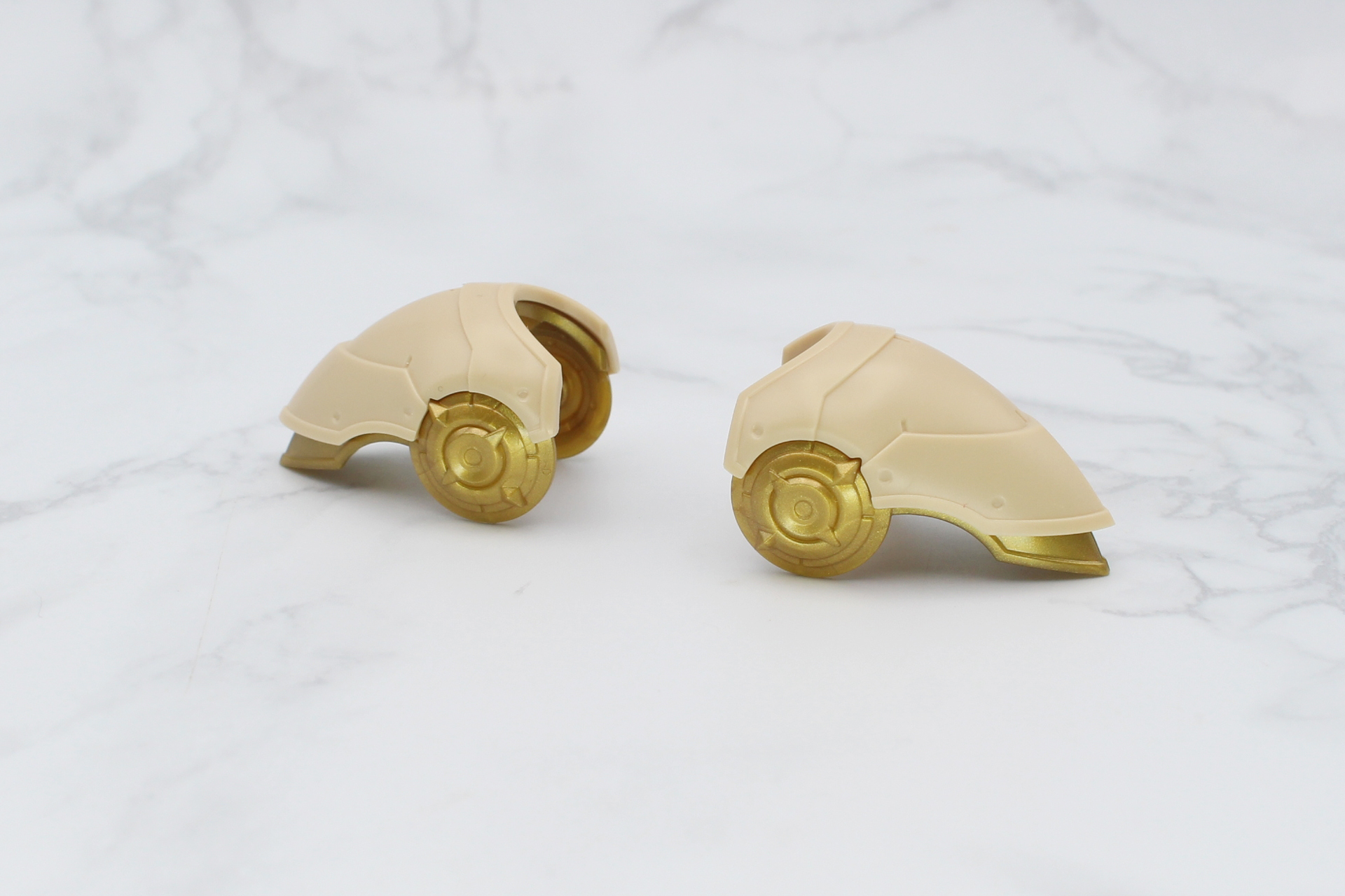 肩アーマーを組み立てる