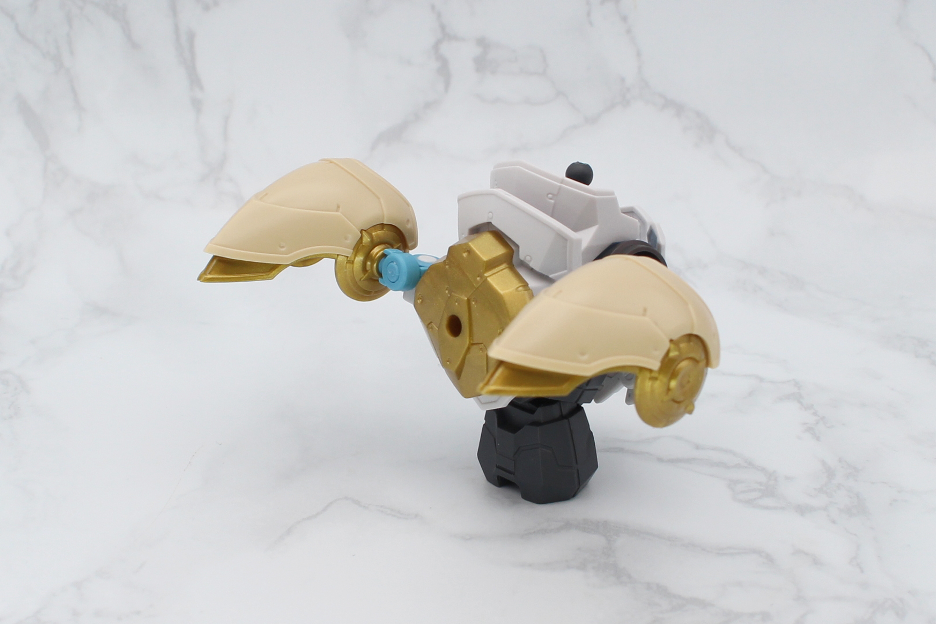 ハーネスに肩アーマーを取り付ける