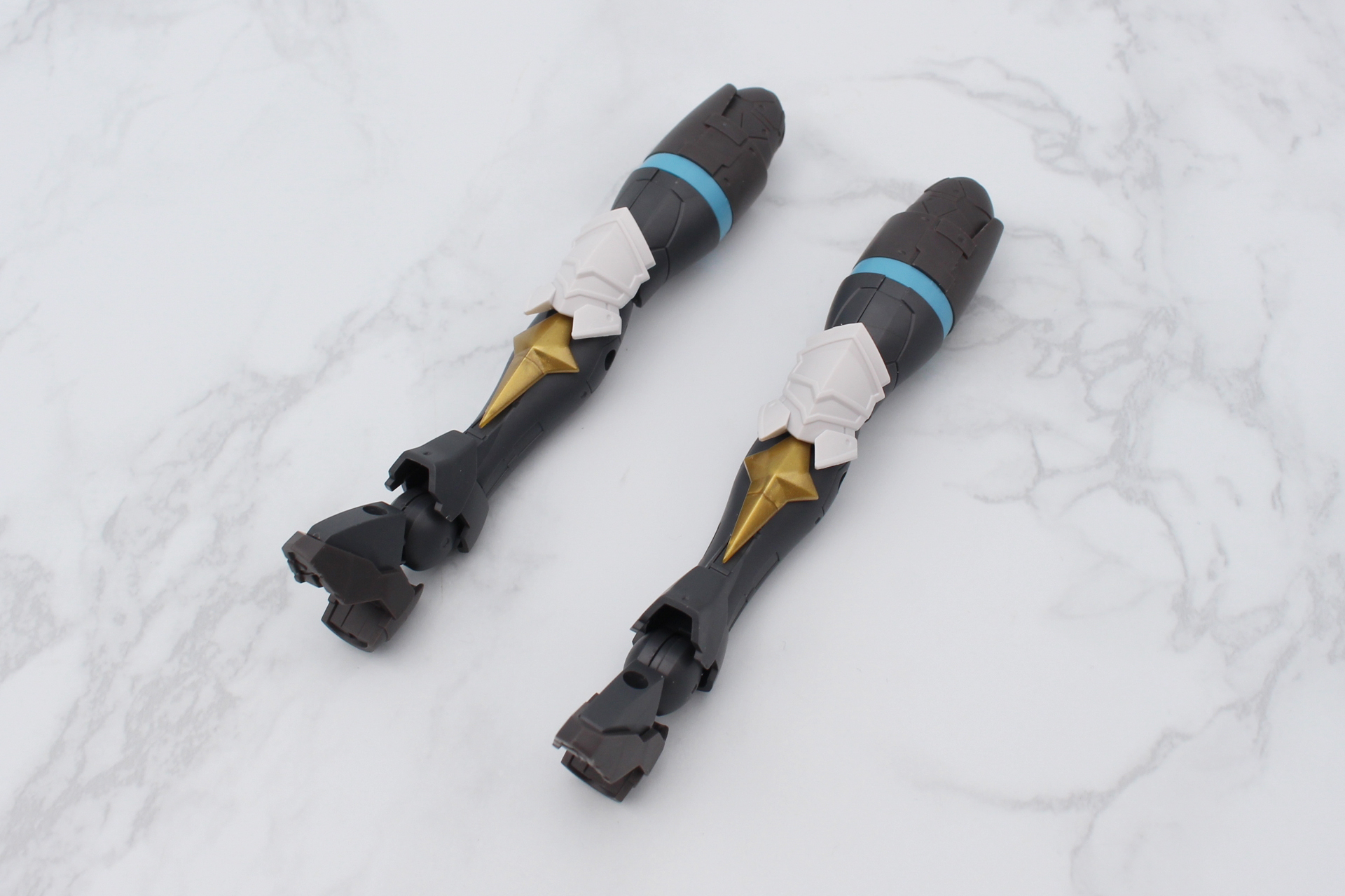 脚部の膝下に飾りを取り付ける