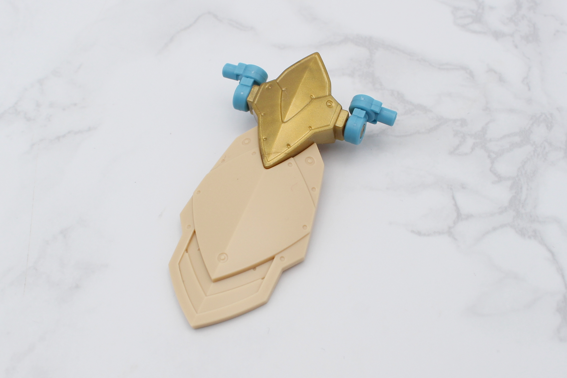 腰アーマーの組み立て。左右のジョイントはリーベルウィザードのA-17パーツ