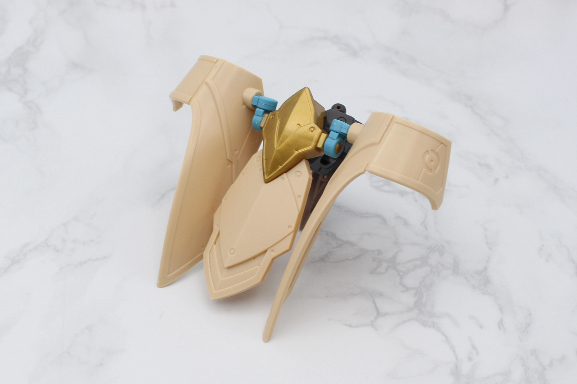 サイドのアーマーを取り付け、腰部に固定する