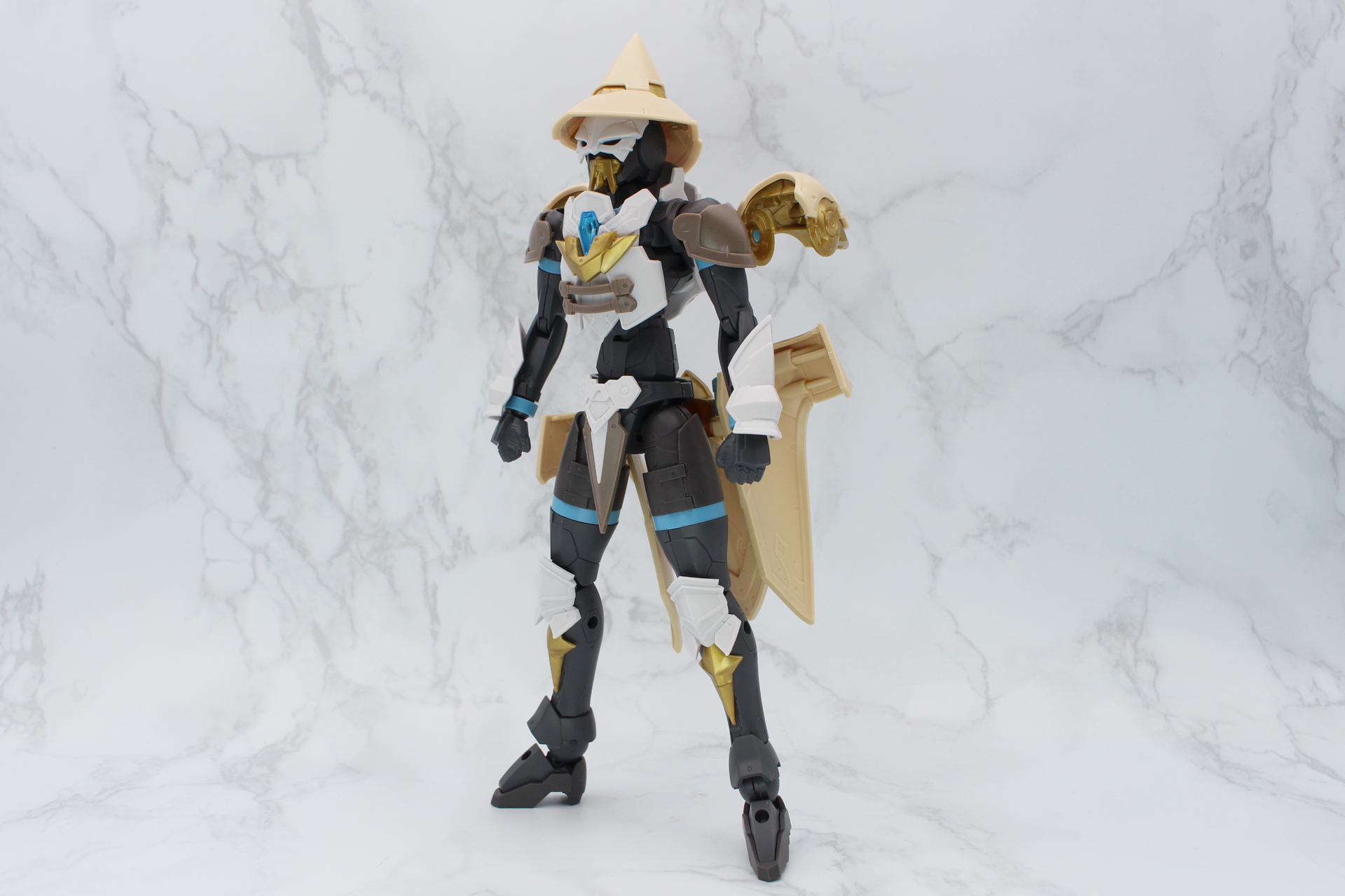 パーツを取り付けた全身を組み立てる