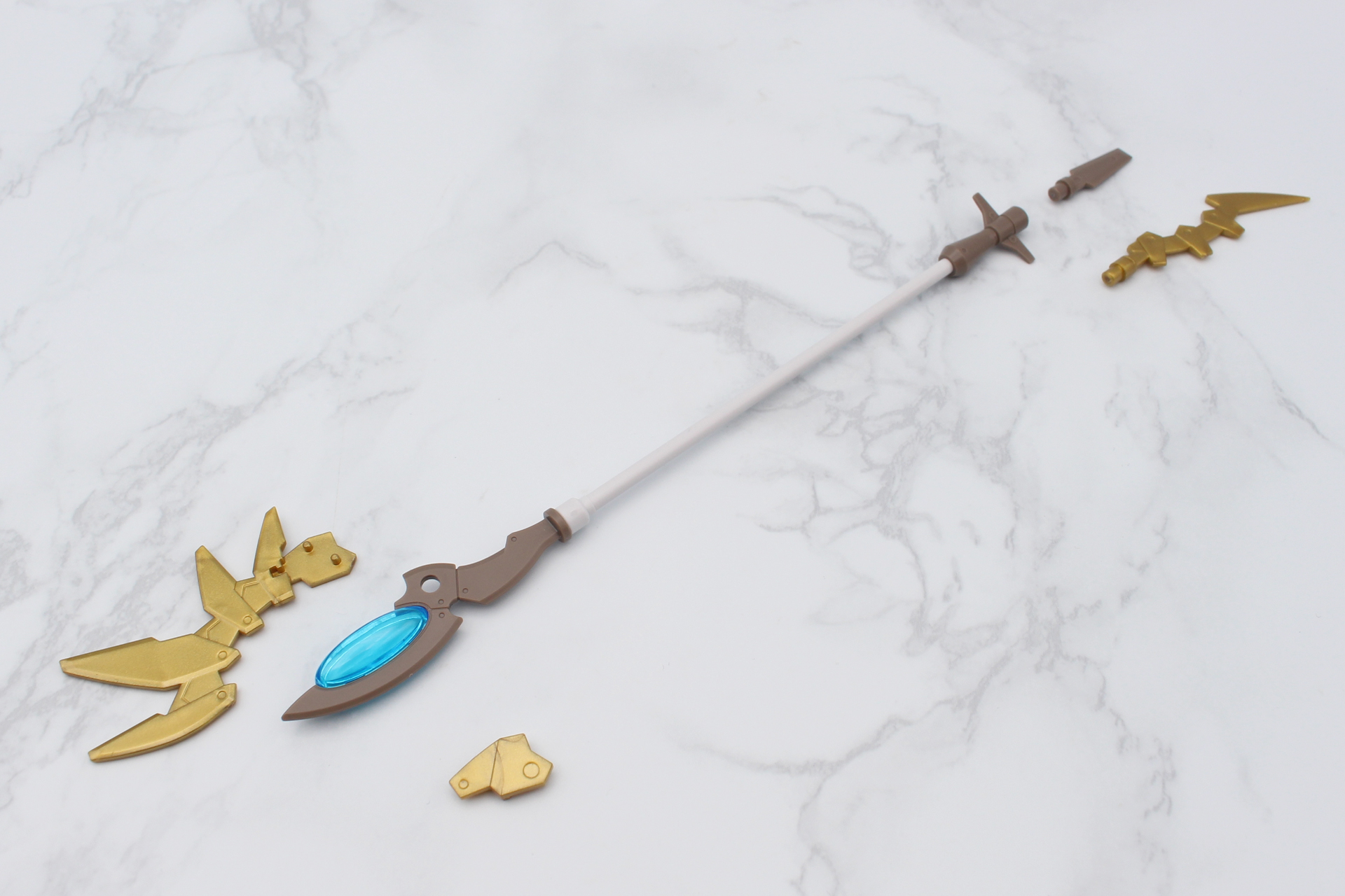 魔杖に飾りのパーツを取り付ける