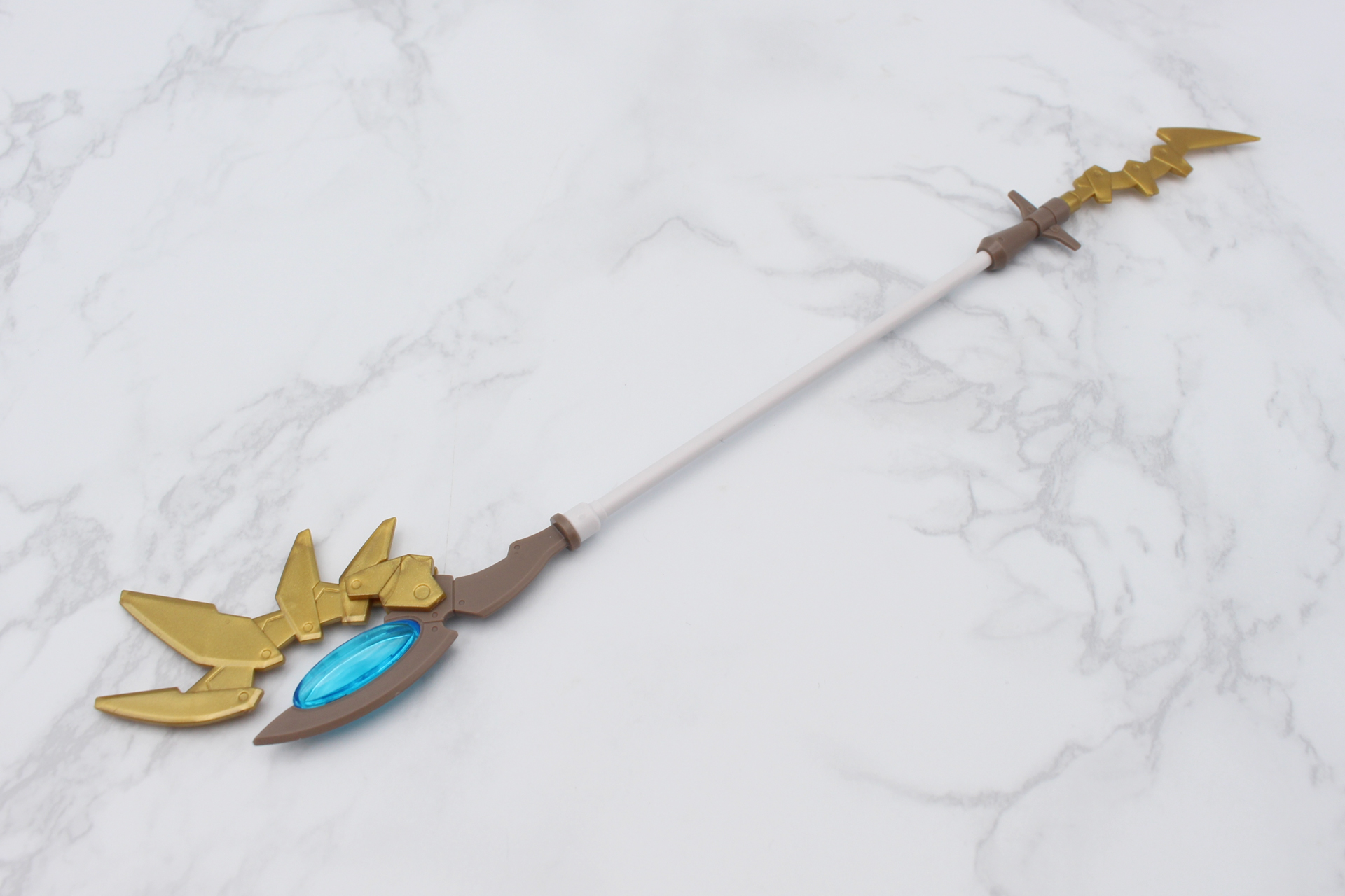 魔杖に飾りのパーツを取り付ける