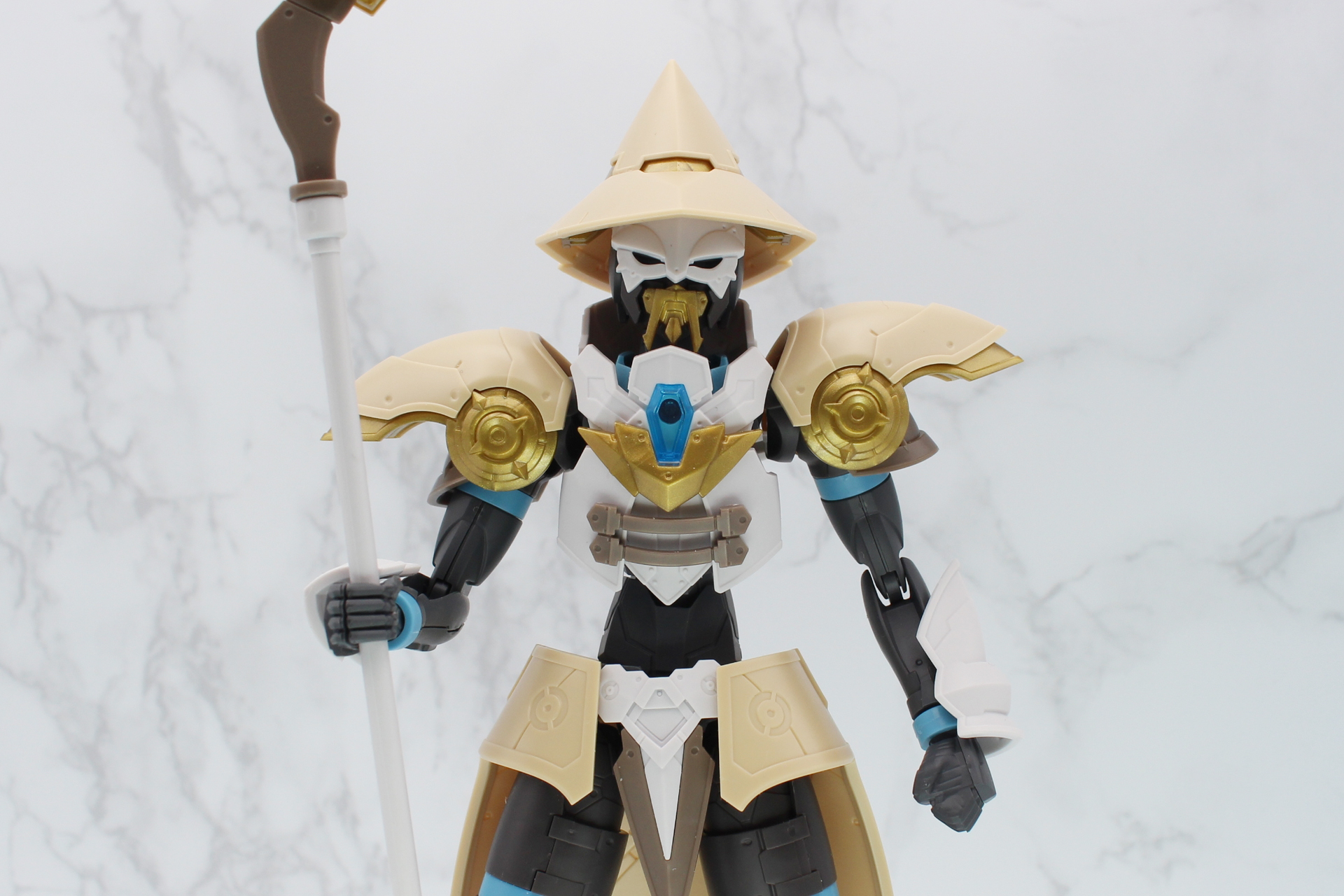 帽子と髭のように見えるマスクにより、位の高い魔法使いのような風貌に