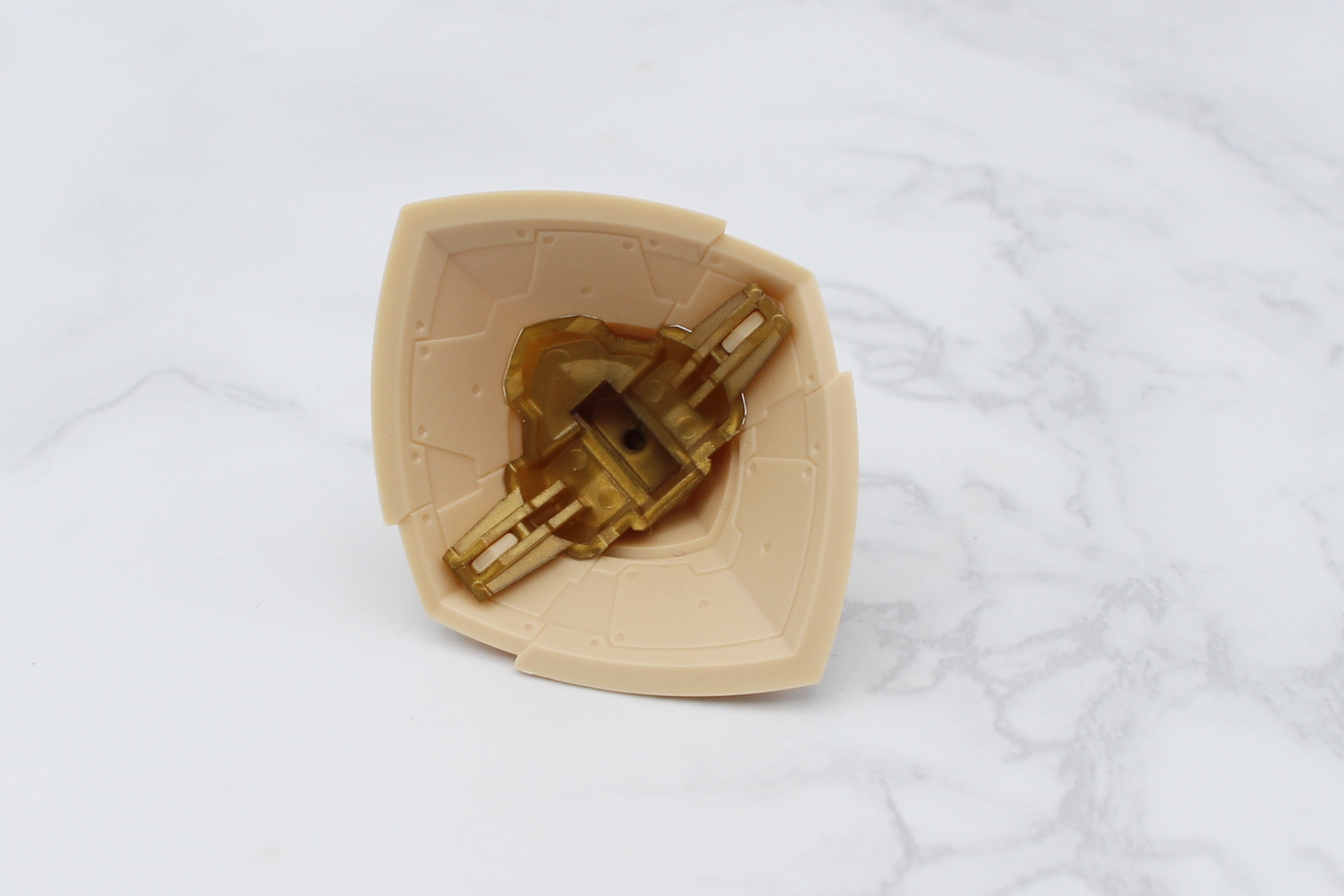 帽子の中の構造。中央のスリットの枠内の範囲で帽子の角度を変えられる