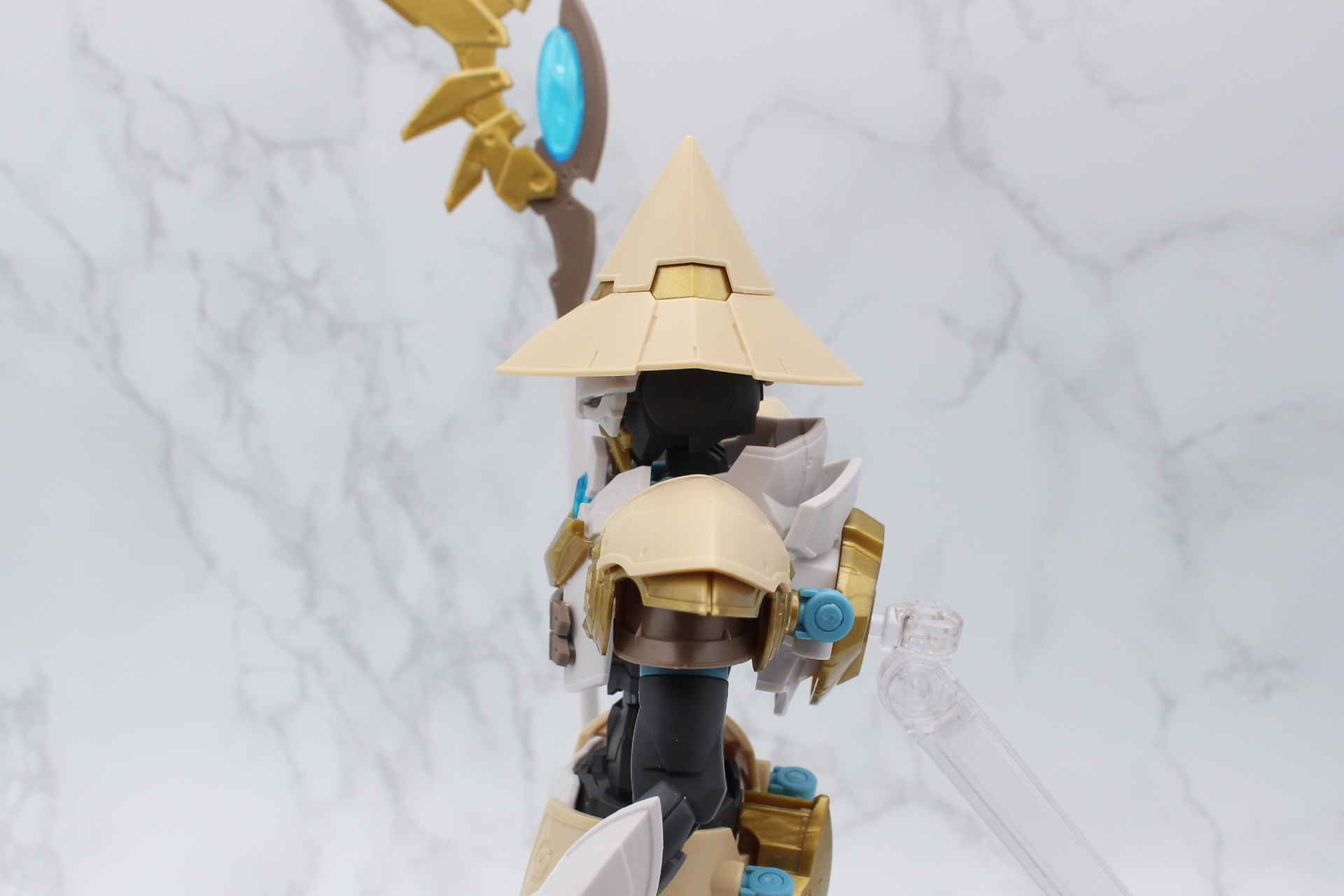 帽子の角度の変更。角度を変えるときは一度帽子を取り外すとやりやすい