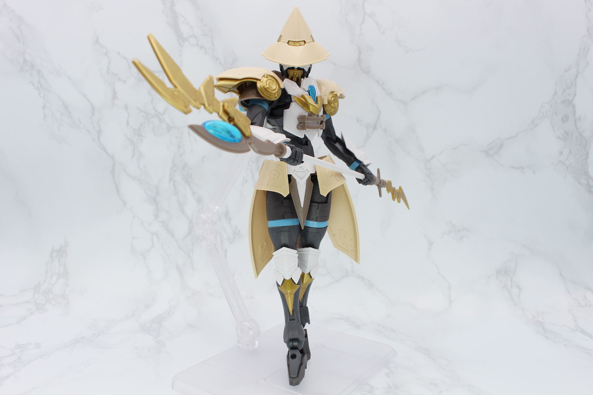 とんがり帽子と杖は、いかにも魔法使いというイメージ。こちらのジョブはフードがないので、首の向きを変えたポーズも取りやすい