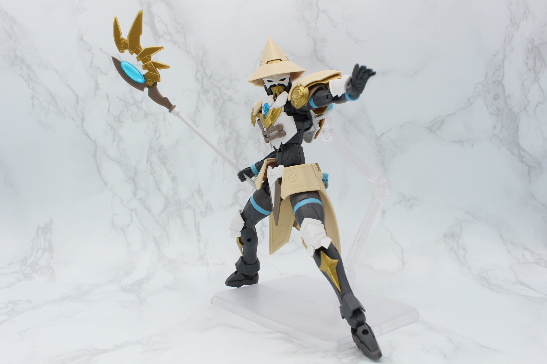 とんがり帽子と杖は、いかにも魔法使いというイメージ。こちらのジョブはフードがないので、首の向きを変えたポーズも取りやすい