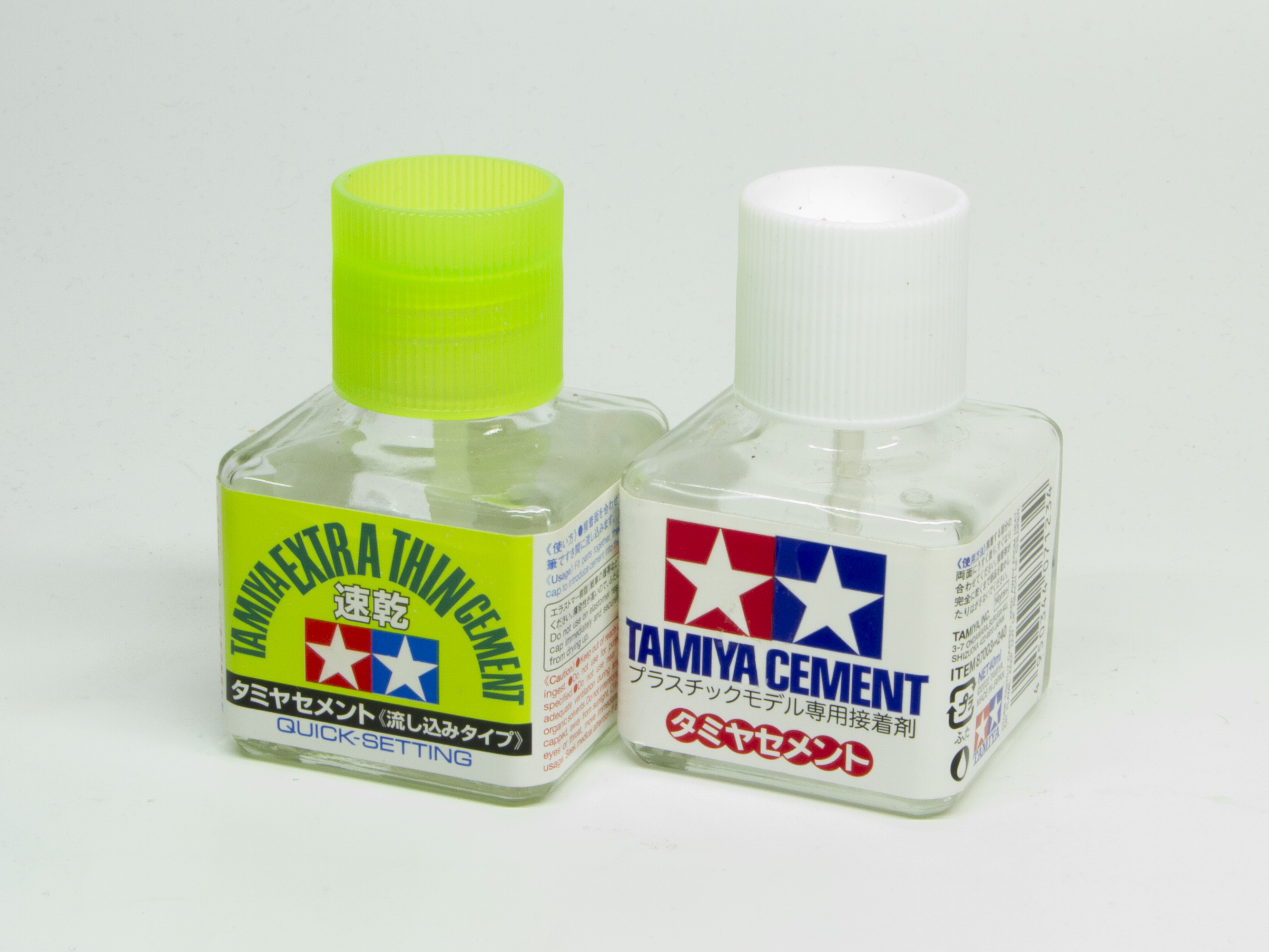 タミヤ タミヤセメント（流し込みタイプ）速乾（左、429円）、タミヤセメント（角びん、右、264円）