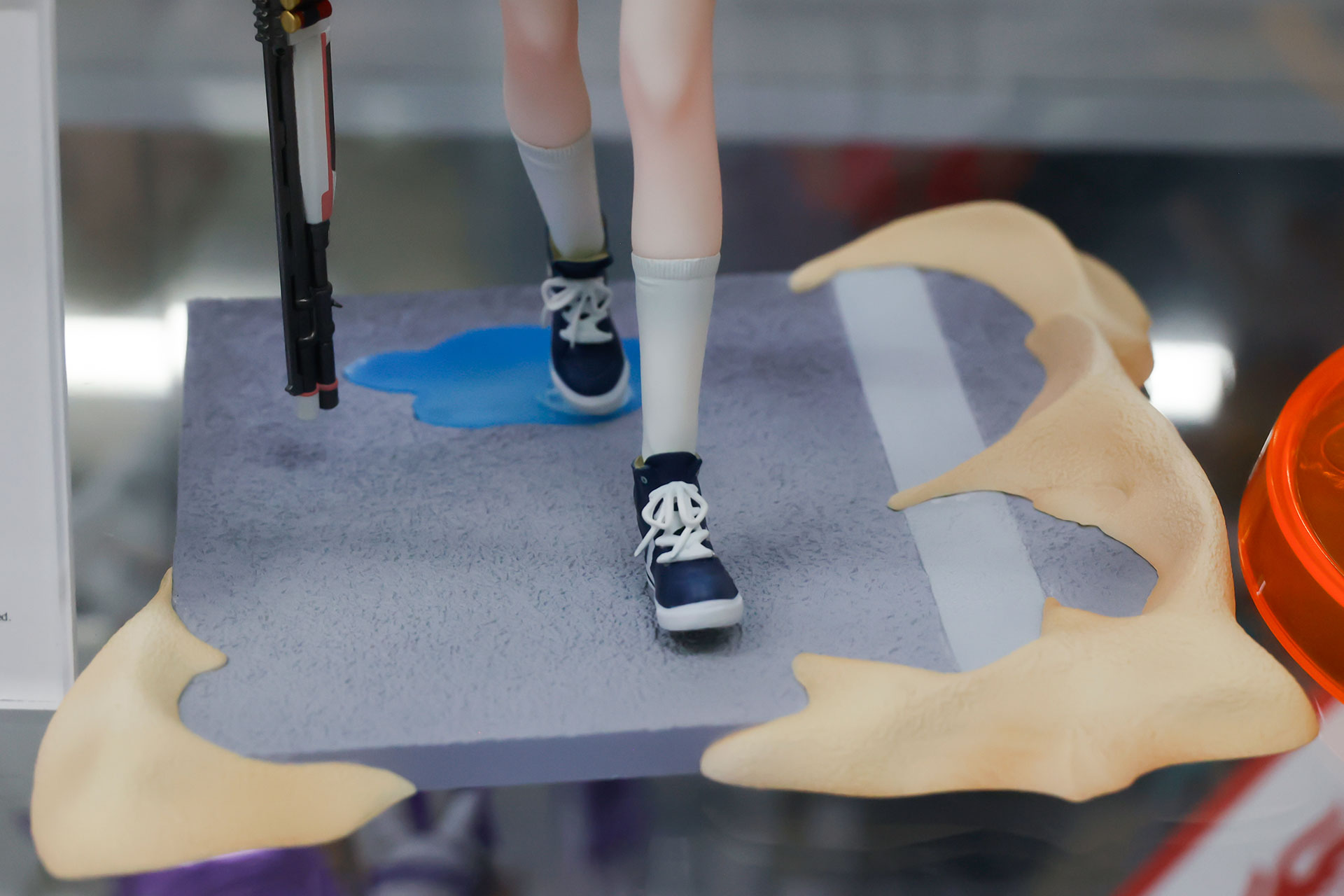 台座はジオラマ風になっている