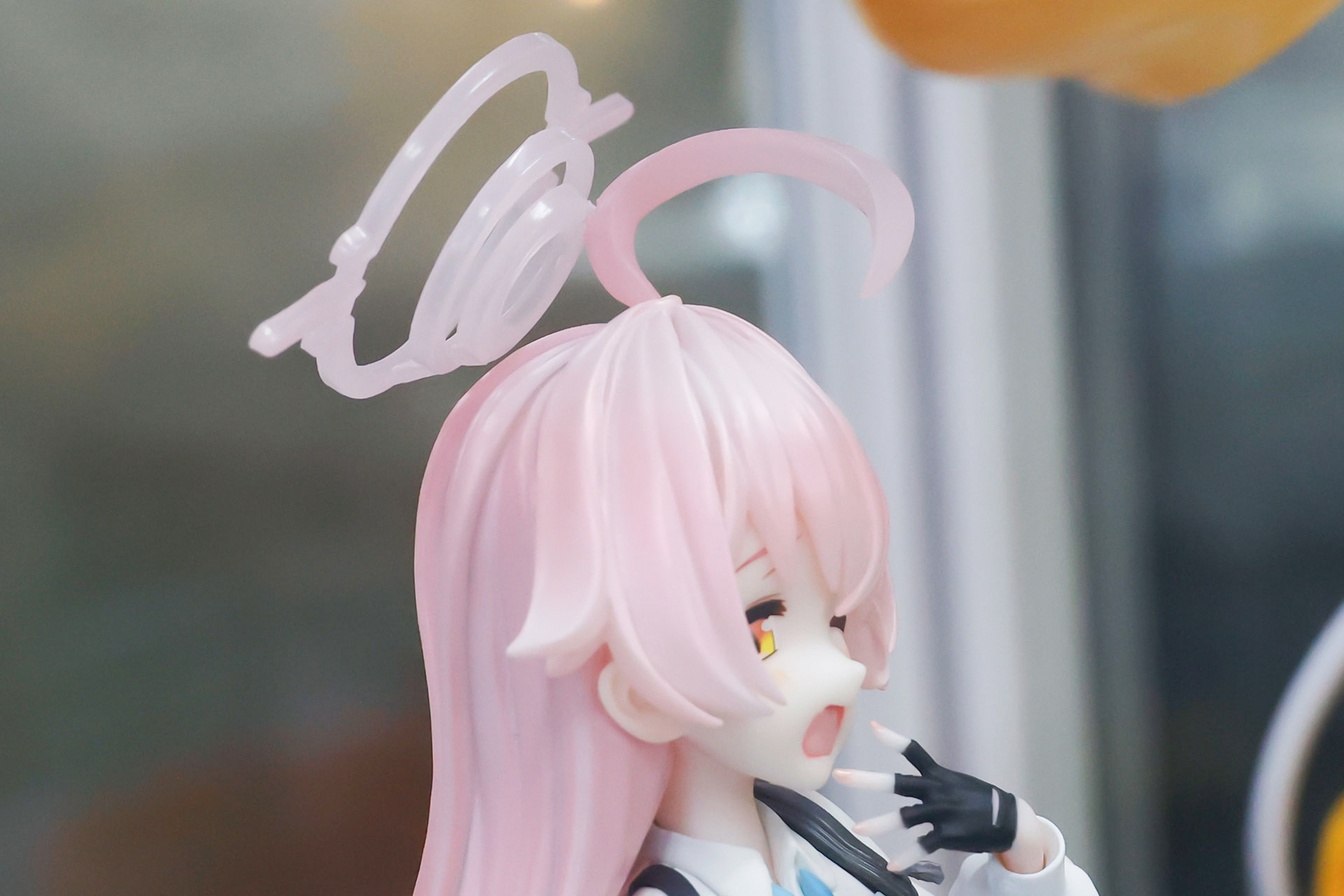 頭上にはヘイローが浮かんでいる