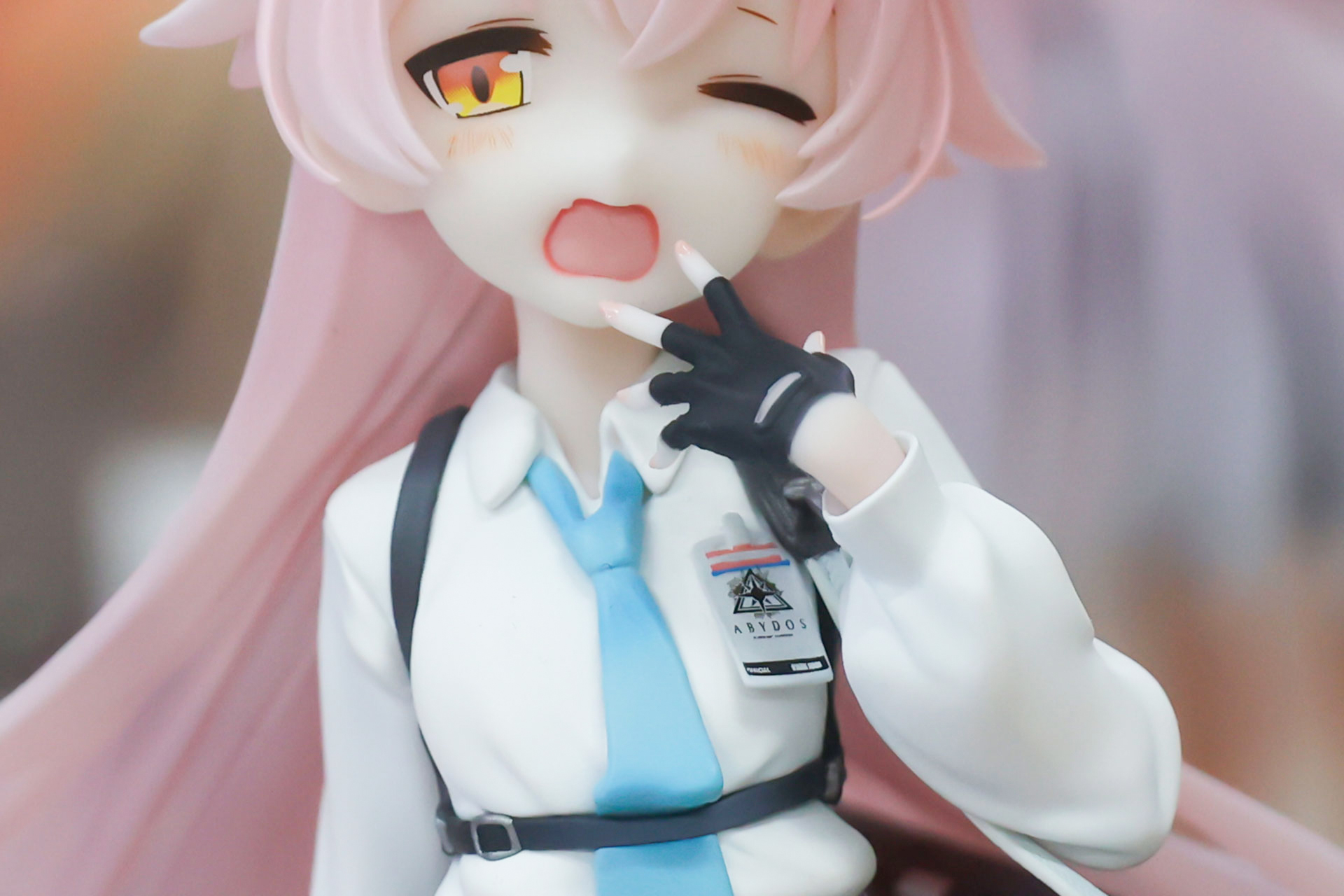 胸元にはアビドス高等学校のワッペンが付けられている