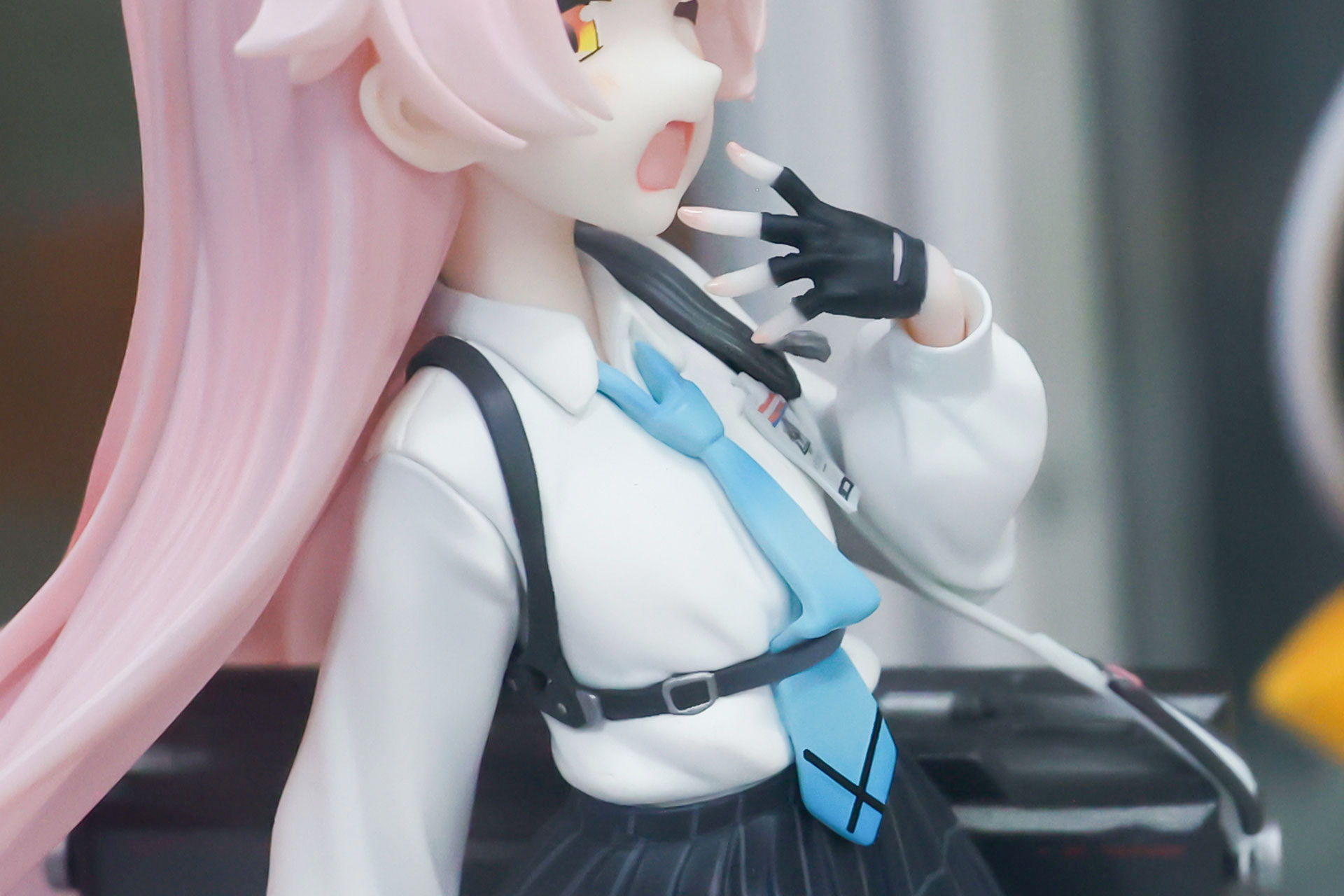 ネクタイの一部は紐でたわんでいる