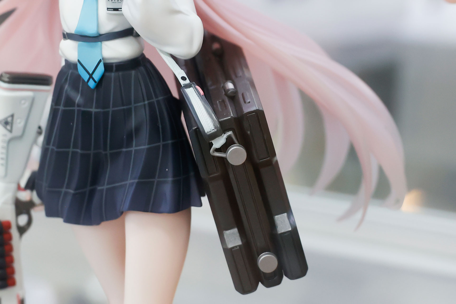 肩からは盾の「IRON HORUS」を下げている