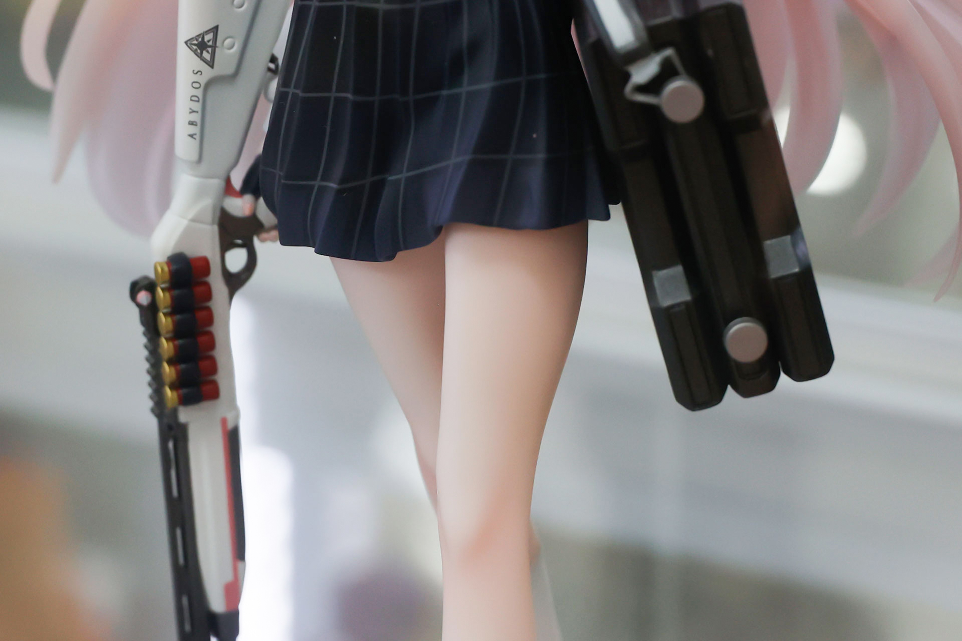 スカートからはスラリと白い脚が伸びている