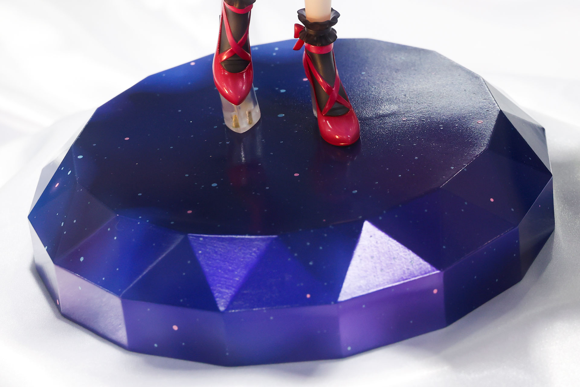 台座部分はジュエリーのような見た目だ