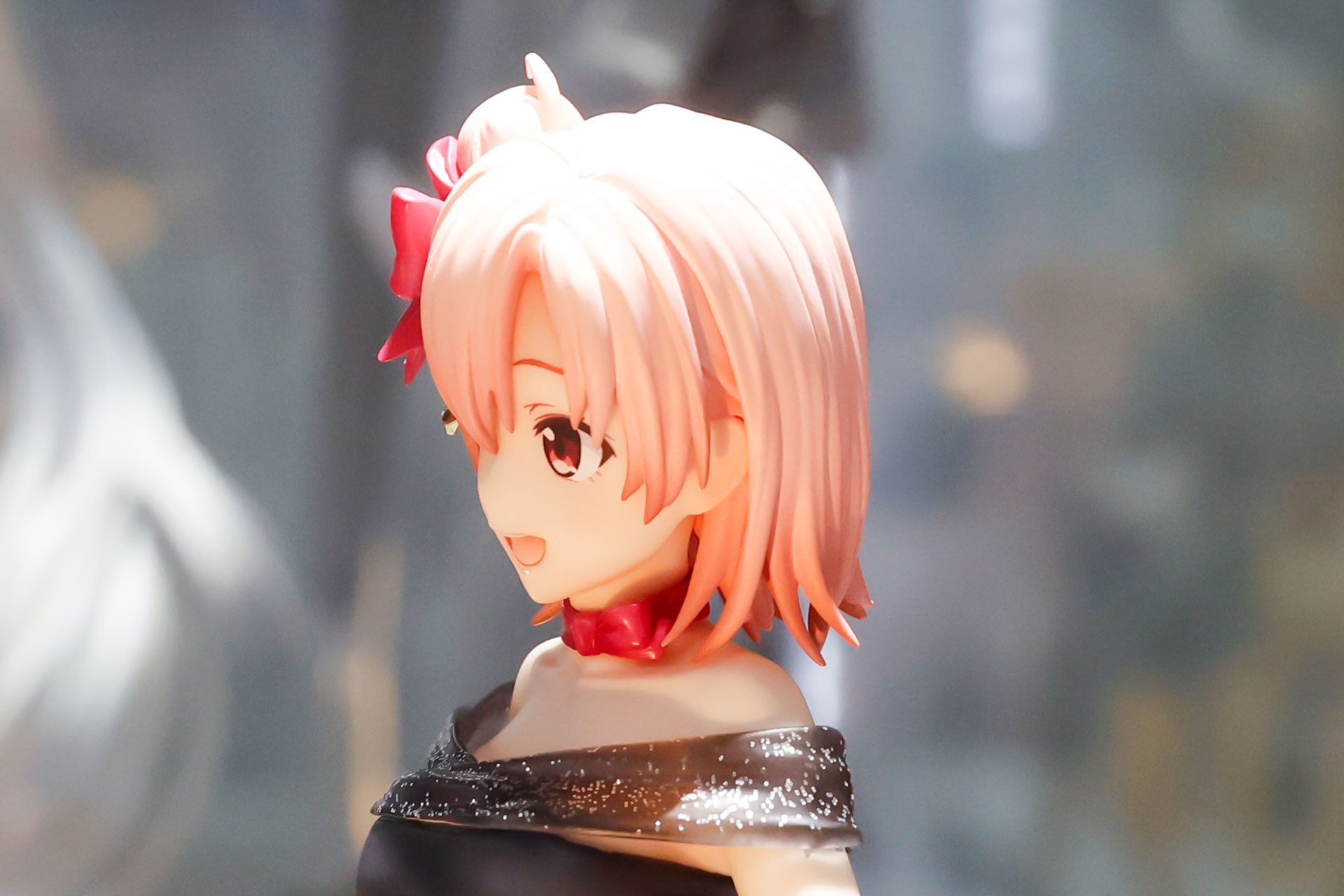 複雑な髪型もうまくまとめられている