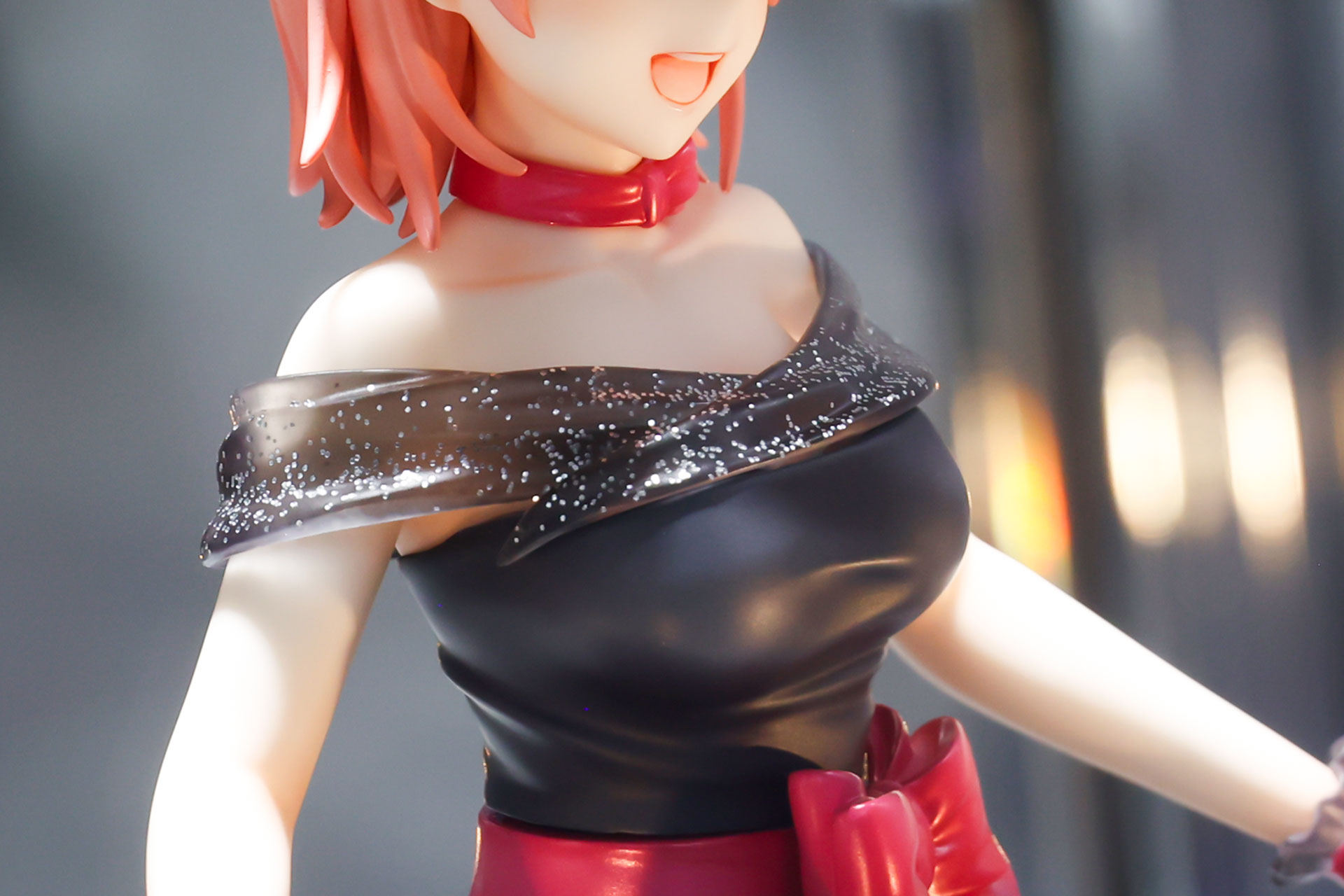 大きなバストと細いウエストなど体のラインもよく出ている