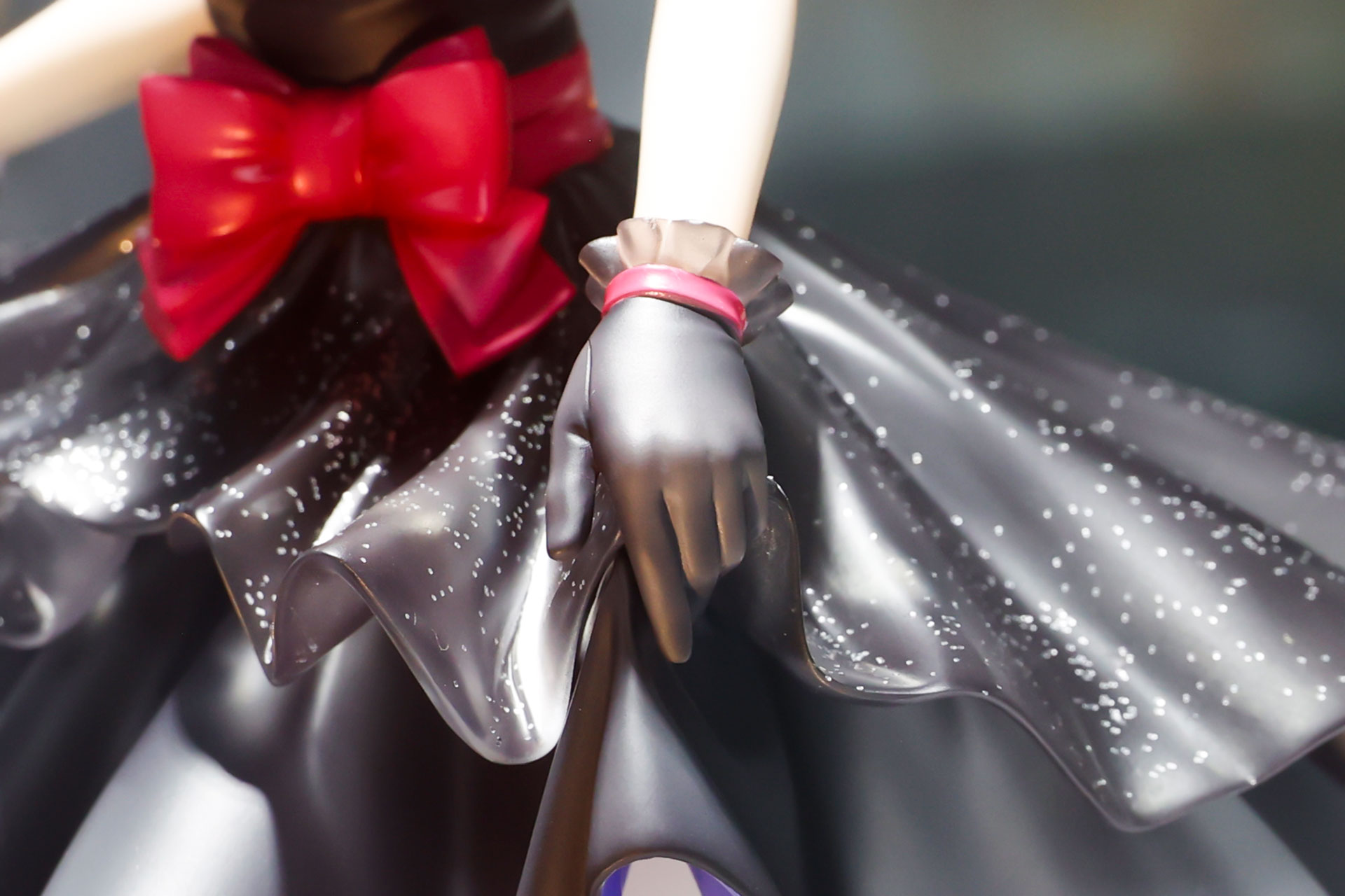グローブやスカートにもクリアパーツが使われている