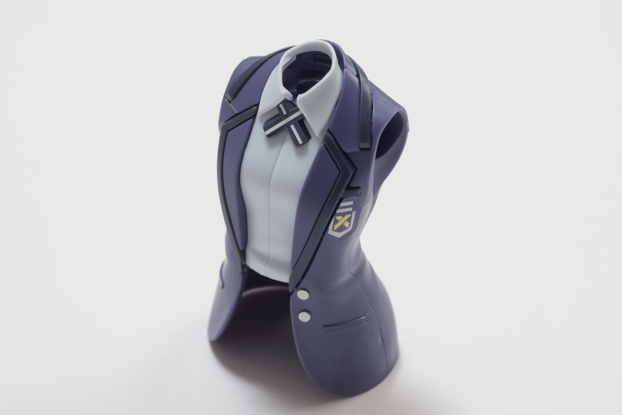 ボタンやポケットはシールで補完し制服のディテールも高く再現されている。