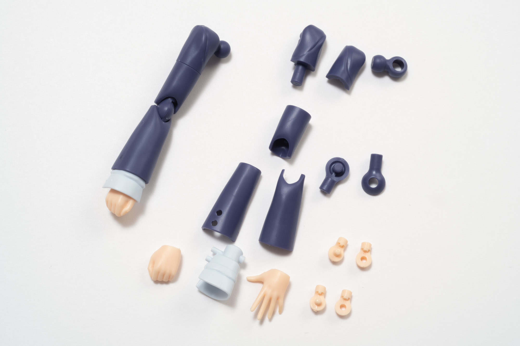 左腕も同様に組み立てる。ジョイント部分の噛み合わせが硬いのでしっかりとはめ込む。