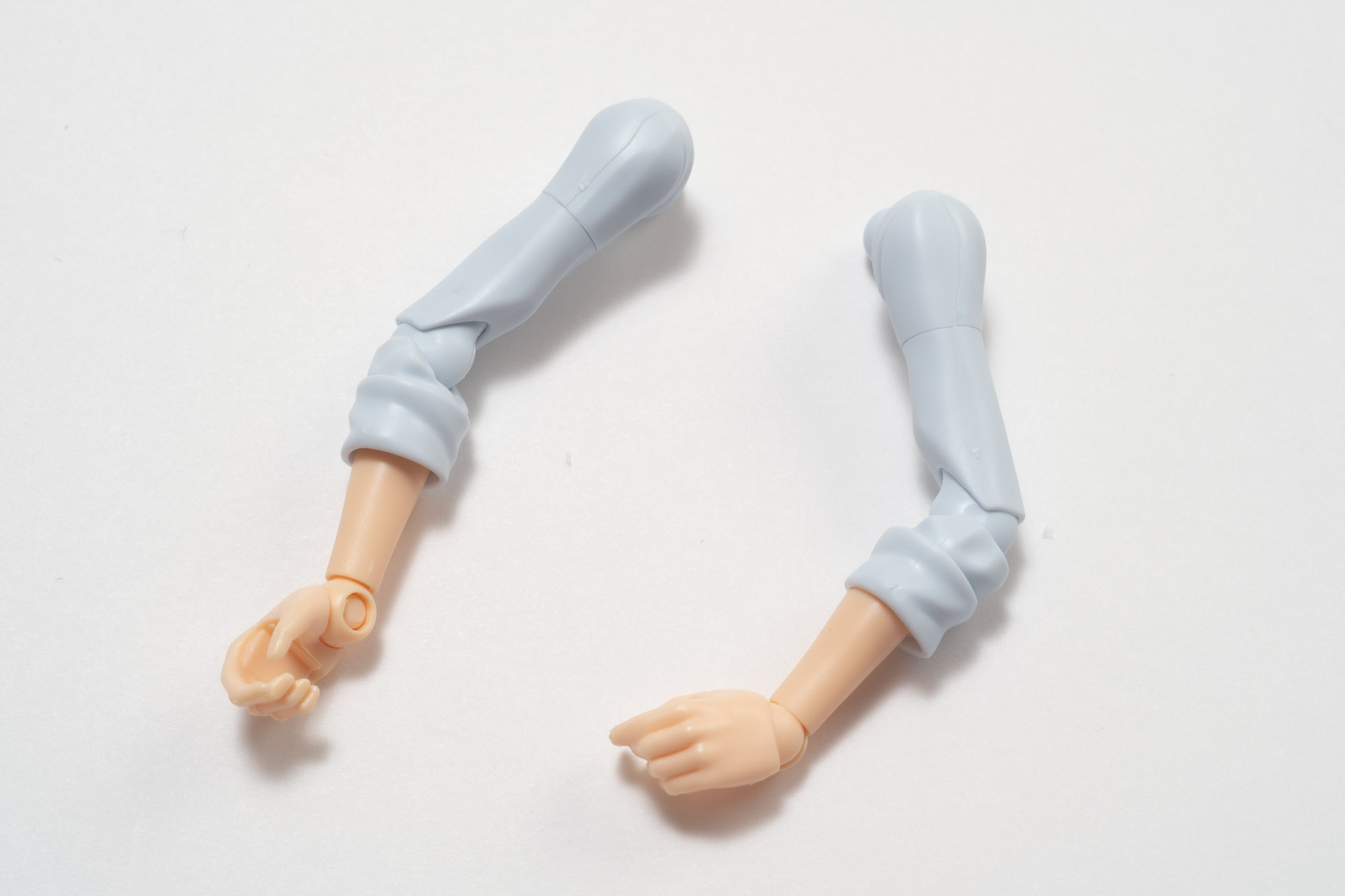 しっかり腕まくりされていてシワ感のディテールが良い。
