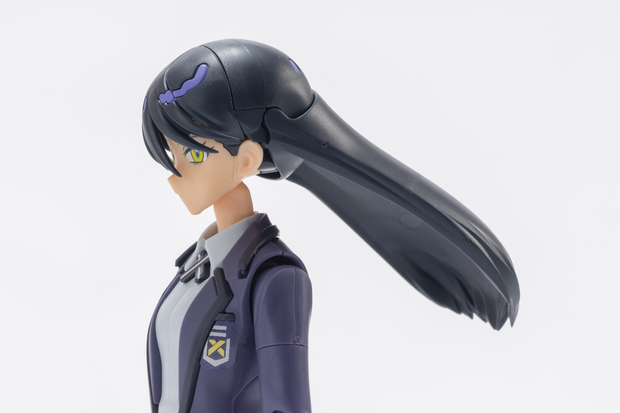 長い髪を靡かせることもできるし、スッと落として飾ることもできる。