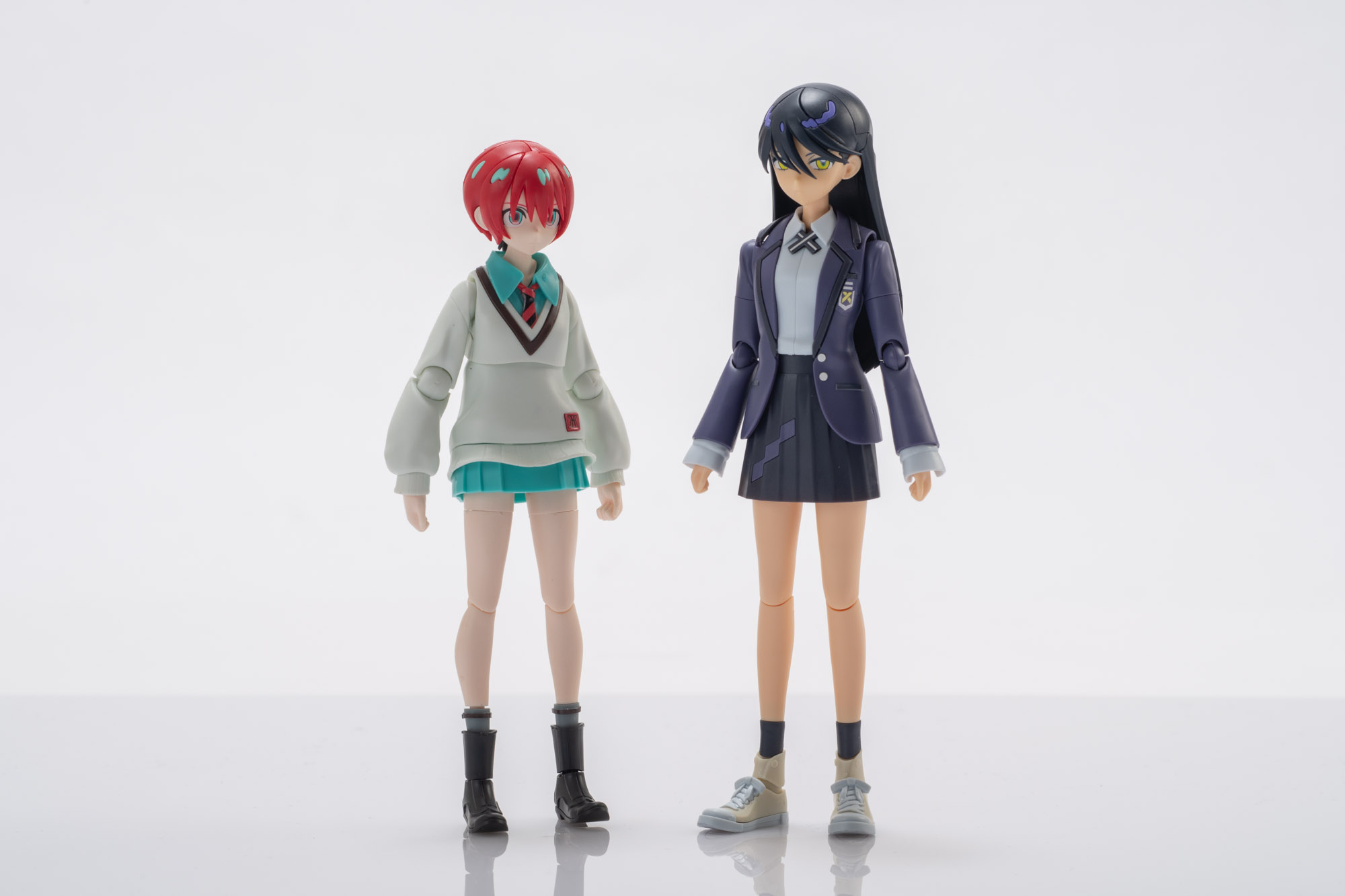 「Figure-rise Standard アマテ・ユズリハ(マチュ)」（写真左）と「Figure-rise Standard ニャアン」（写真右）。2人並べてみると身長差やプロポーションの違いなどしっかりと再現されていることがわかる。