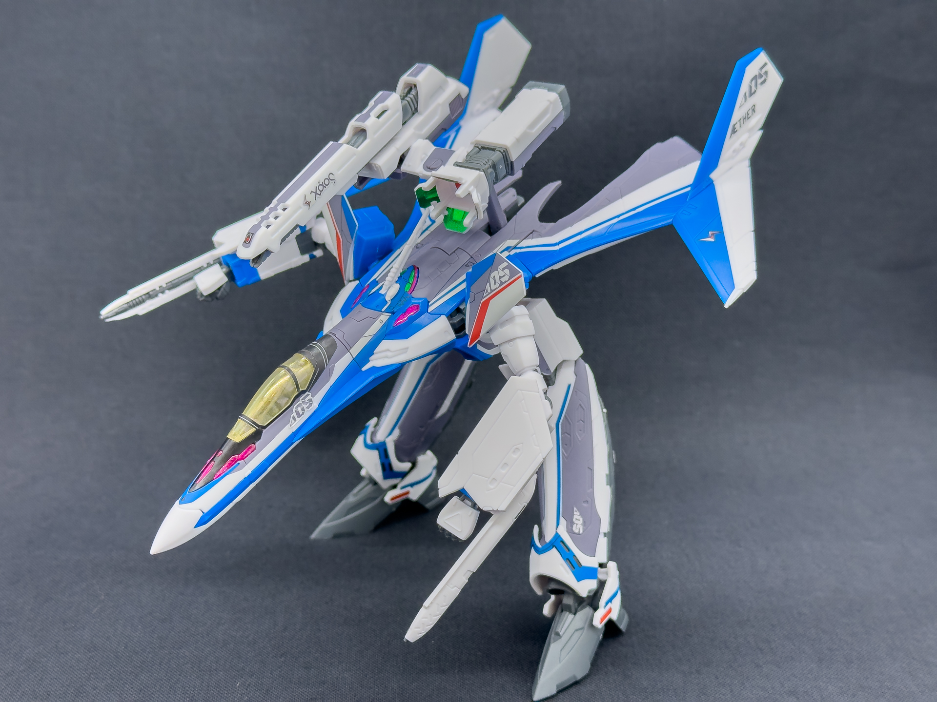 「HG 1/100 VF-31J ジークフリード (ハヤテ･インメルマン機)」はHGマクロスシリーズ恒例の一部差し替え変形を採用したプロポーション重視のキット構成です。