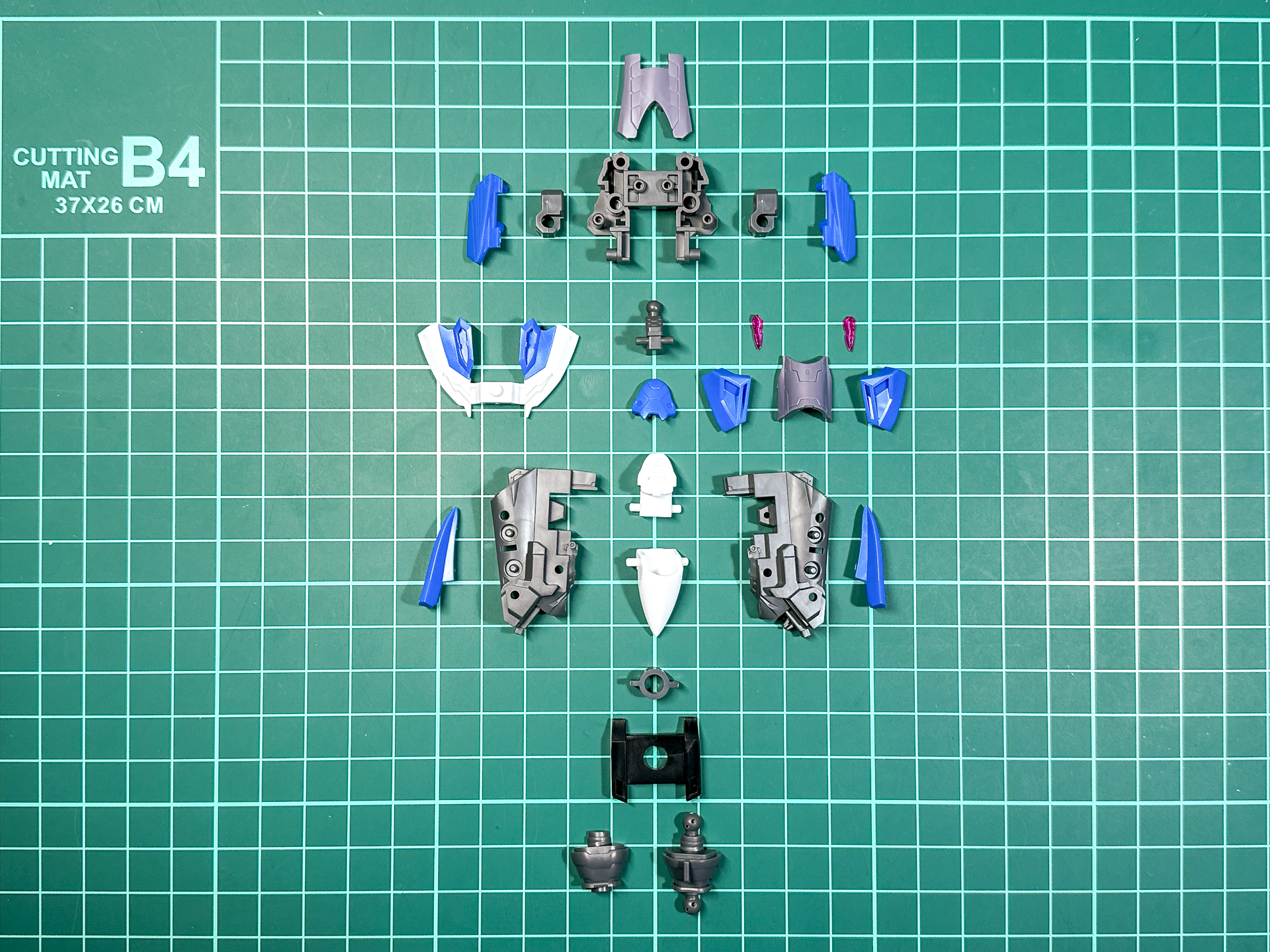 組み立て前の胴体部パーツ。胸部装甲はインサート成形されています。