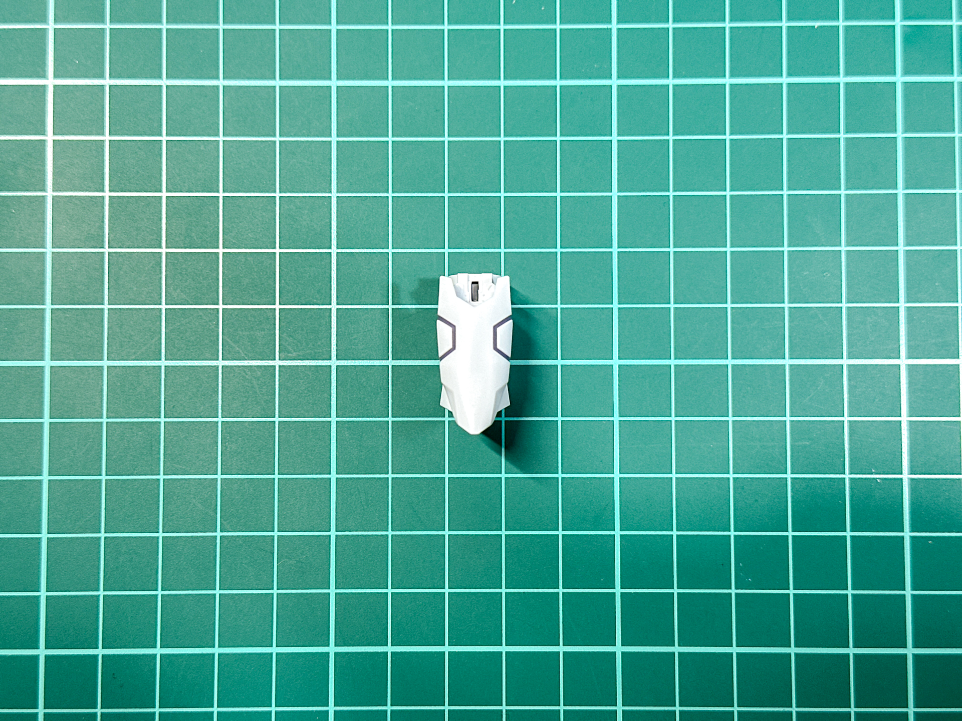 完成した腰部パーツ。中央部のグレーラインはシールによる色分けです。