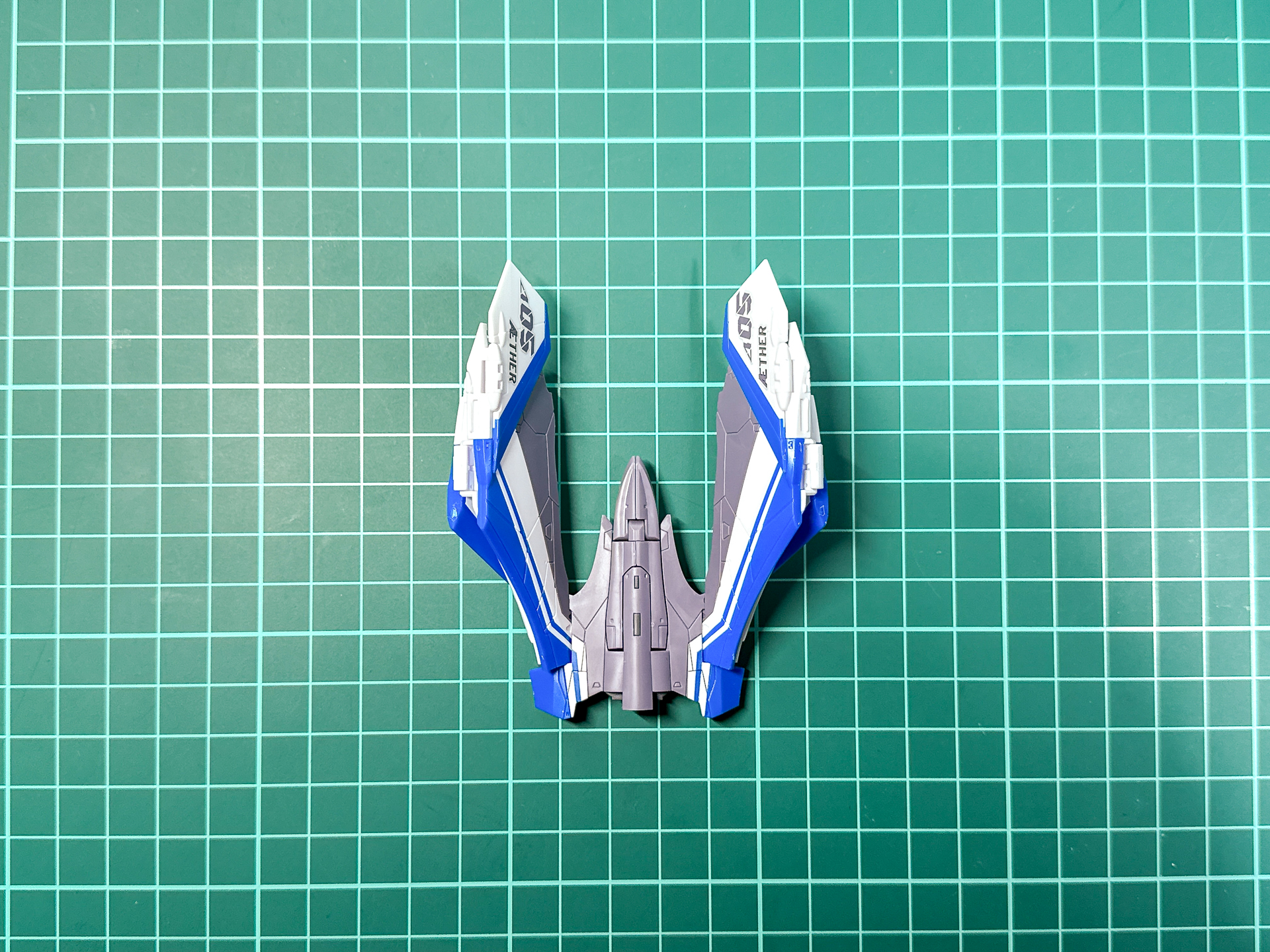 完成した主翼パーツ。機体番号等マーキングはシールで再現します。