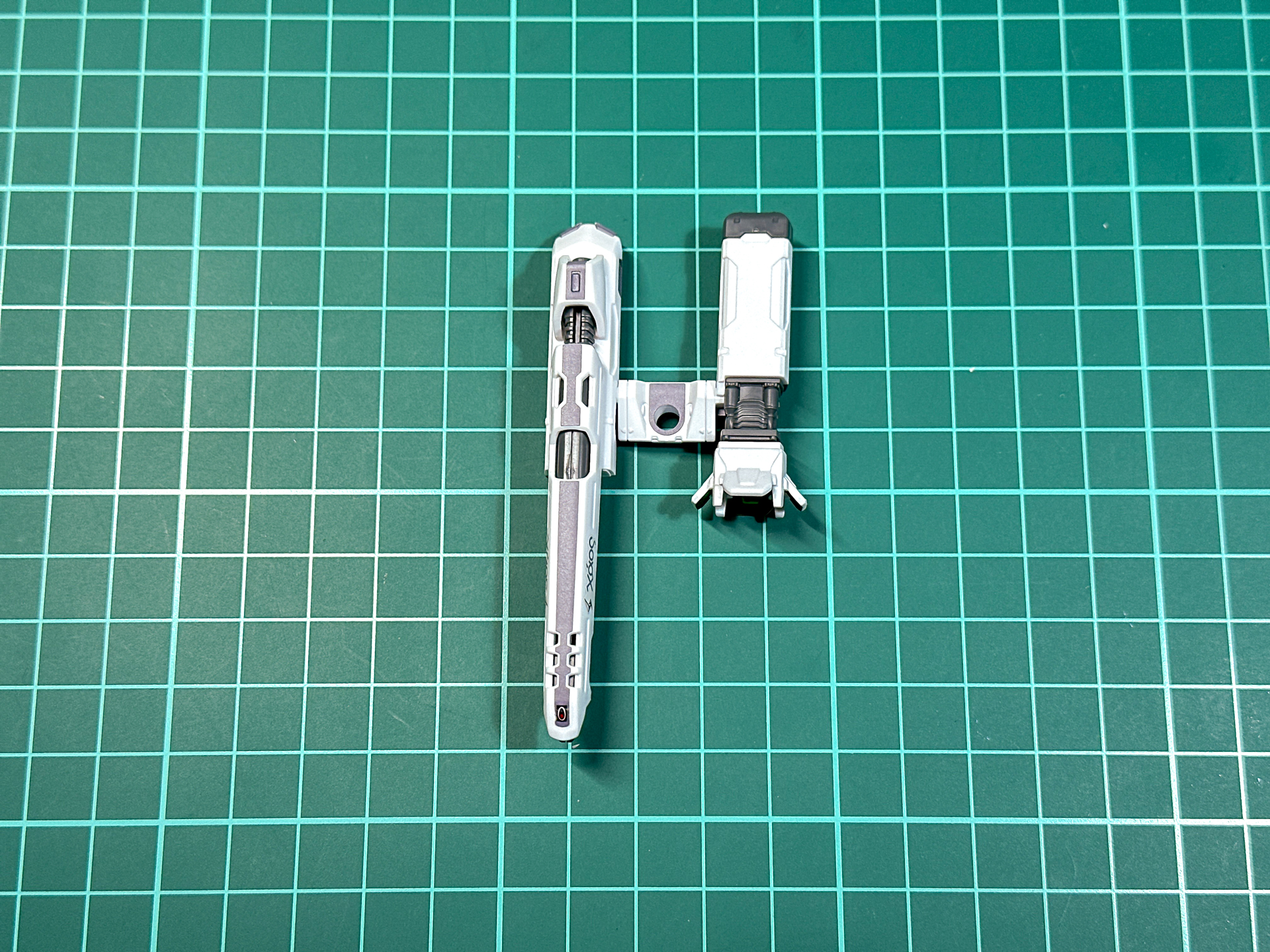 組み立てが完了した背面武装。ガンポッドは着脱式となります。