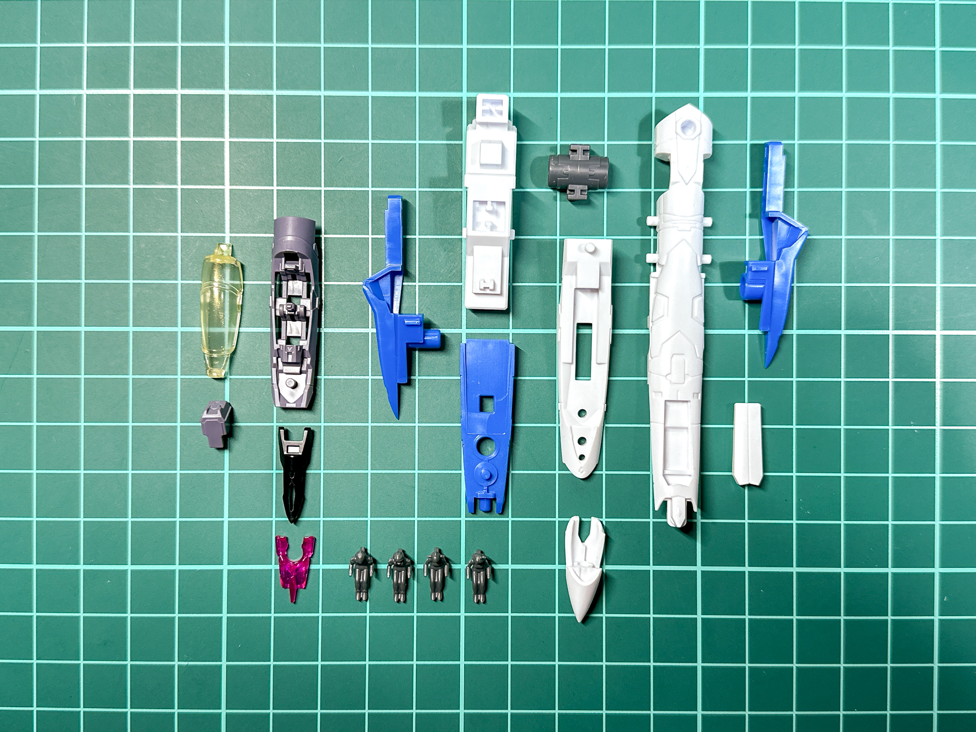 組み立て前の機首パーツ。単座と複座が選択可能です。
