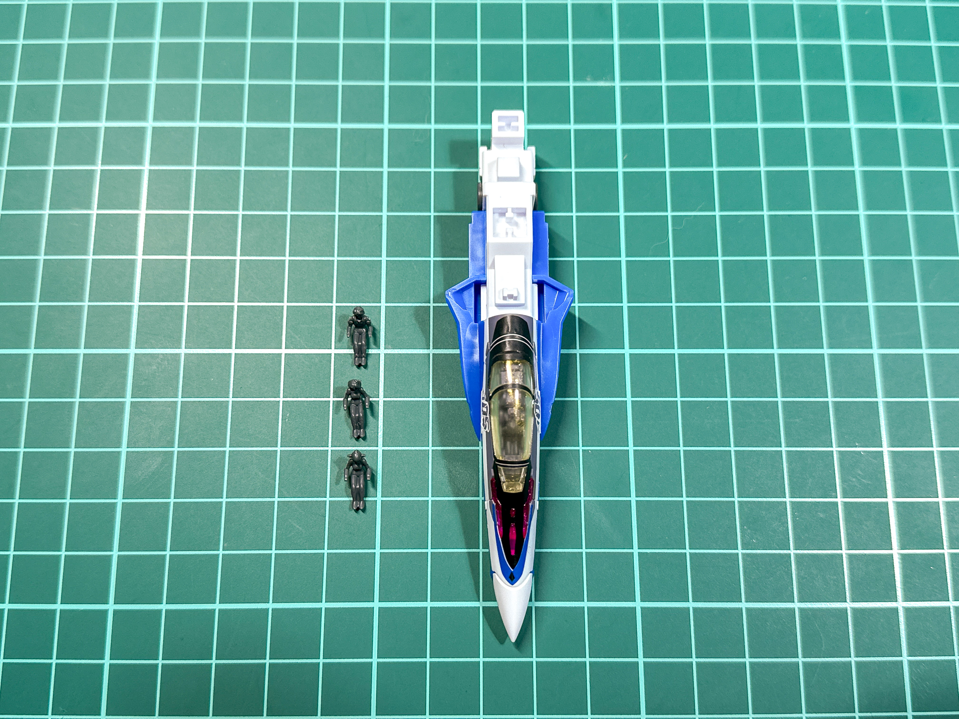 組み立て後の機首パーツ。キャノピーのクリアパーツにもパールが入っています。