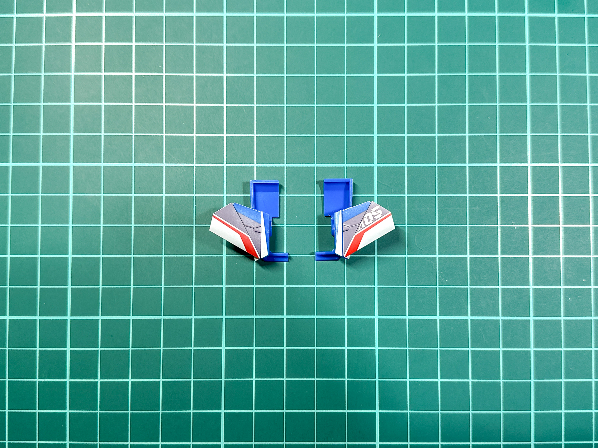 完成したカナード翼。カナード翼の色分けはシールによる再現です。