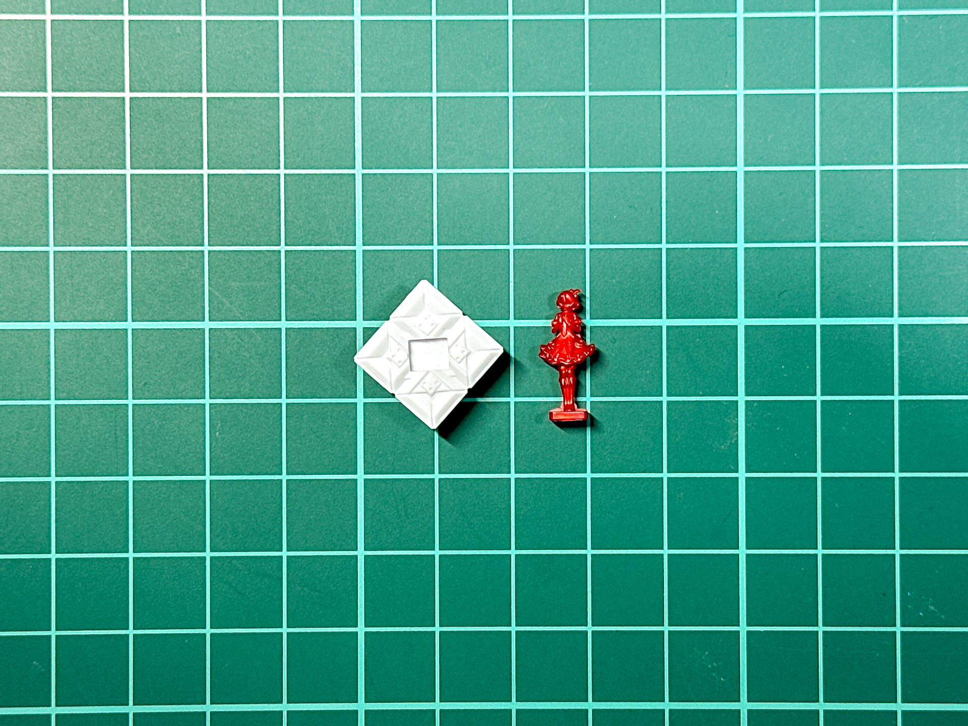 フレイアのフィギュアはマルチドローン型台座にセットすることでアクションシーンを再現できます。
