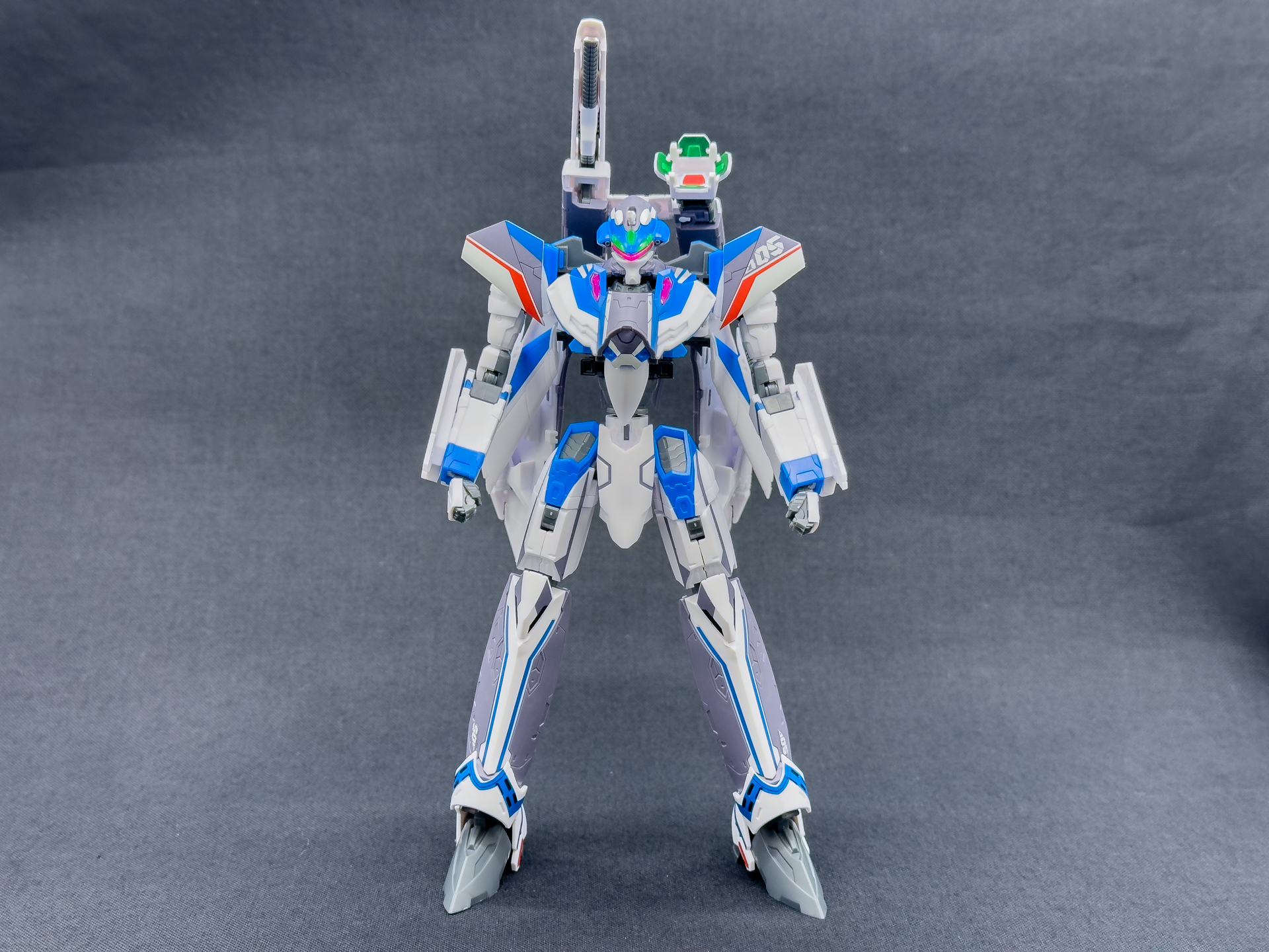 正面から見たバトロイド時のVF-31。特徴的な細身のシルエットが忠実に再現されています。